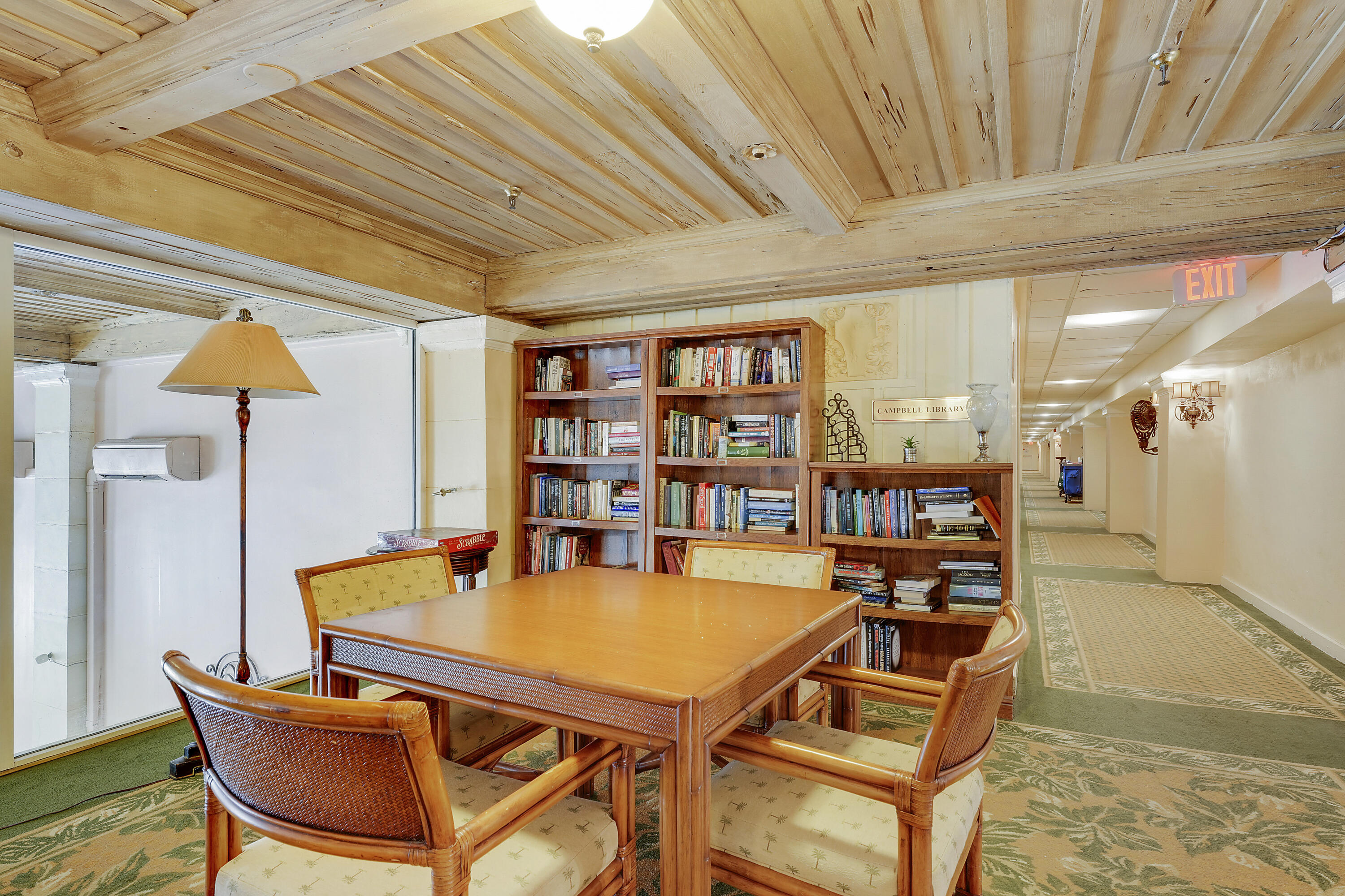 Palm Beach Hotel - Library