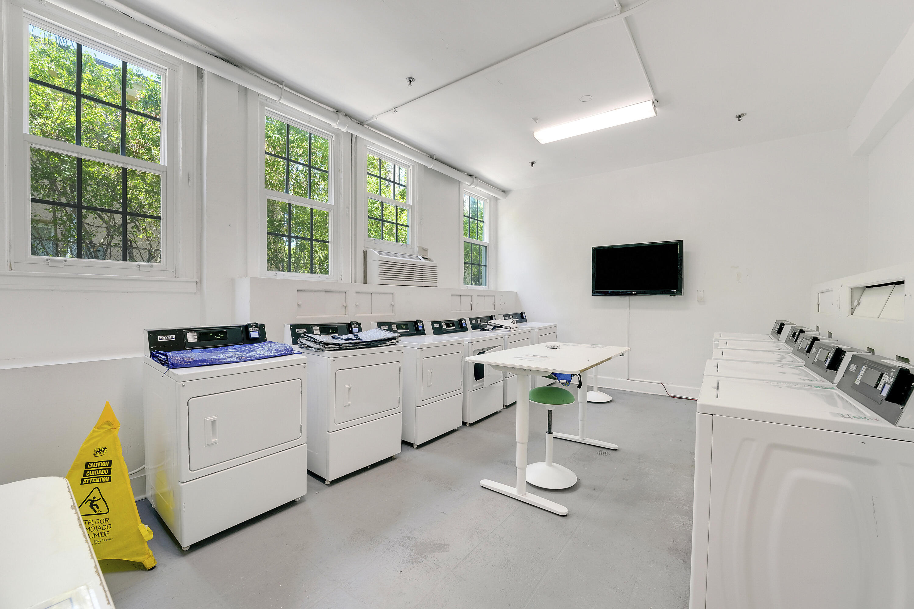 Palm Beach Hotel - Laundry Room