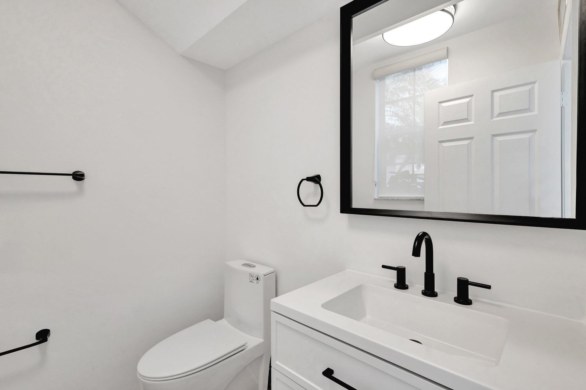 Downstairs 1/2 bathroom