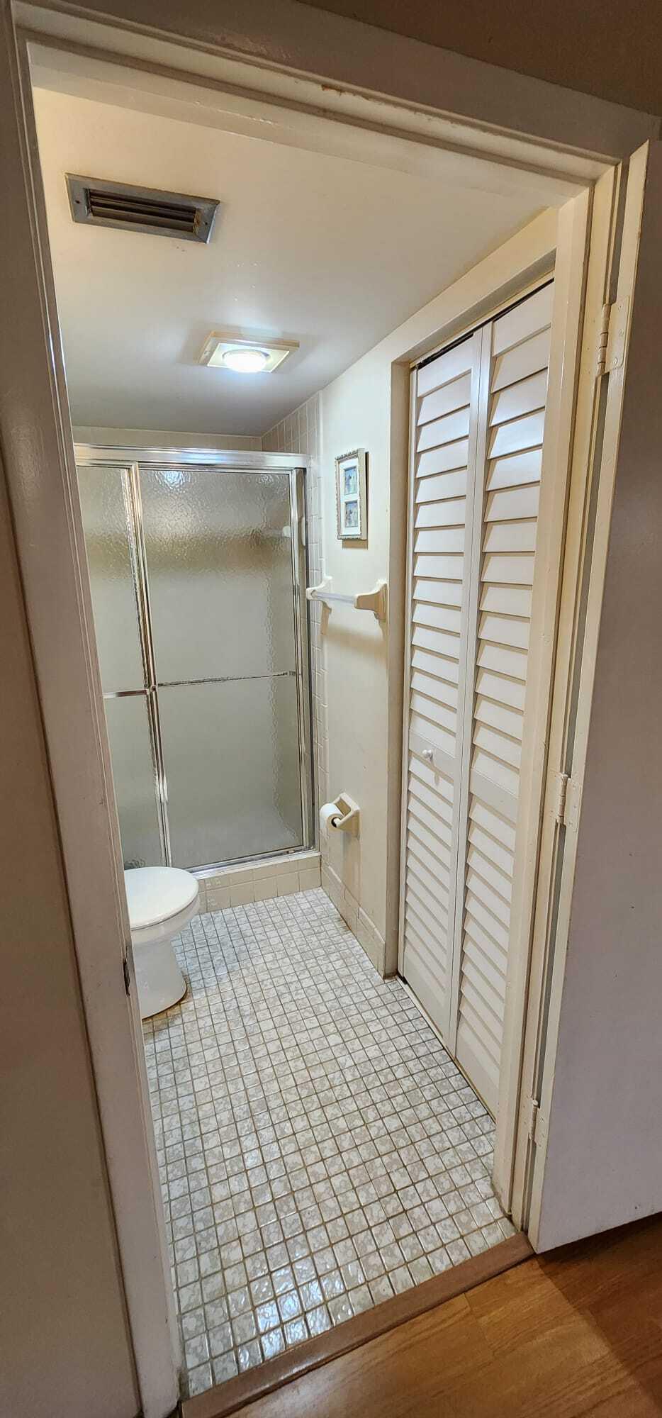 1st Floor Bathroom (2)