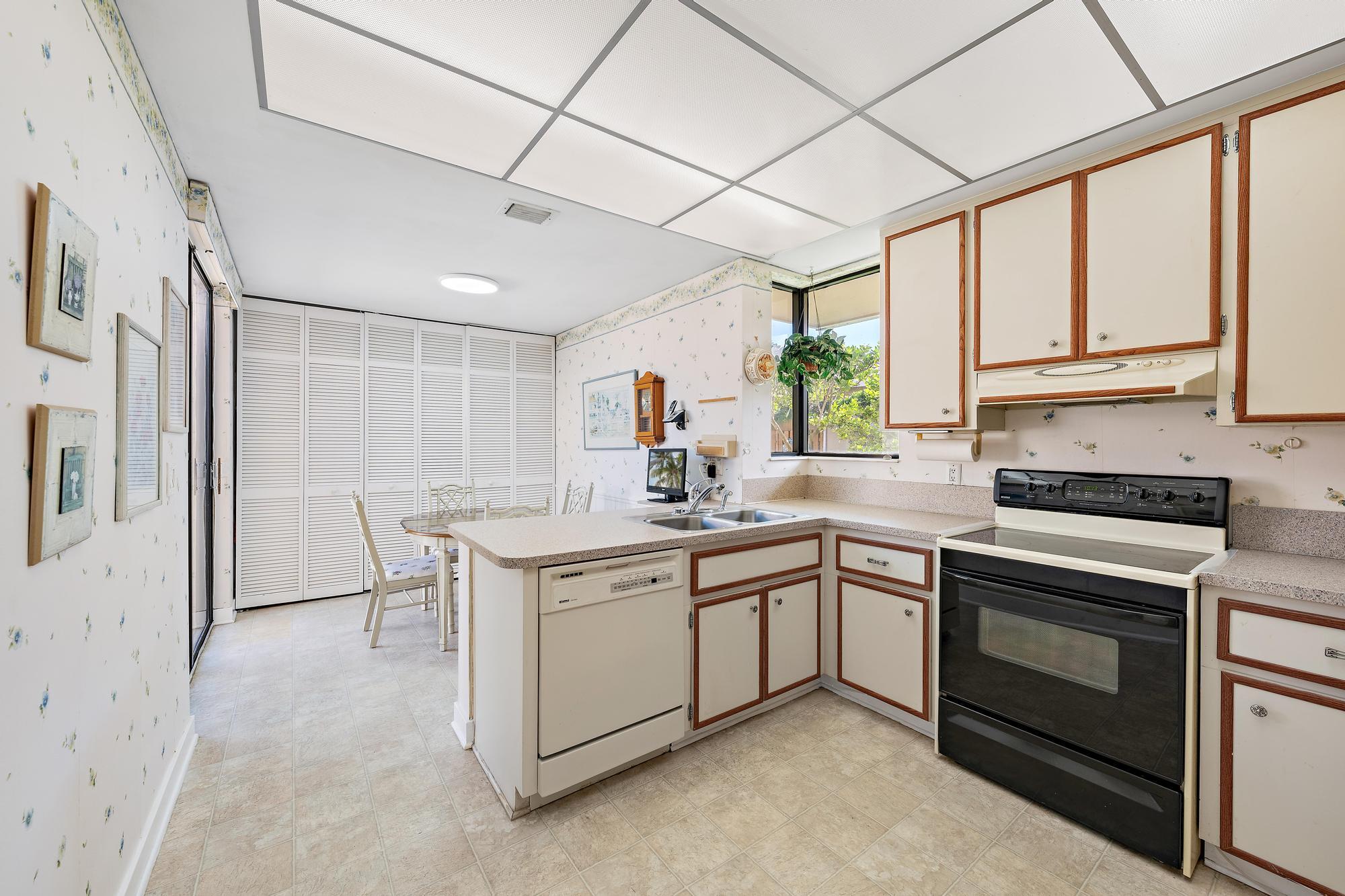 275 Old Meadow Way-3