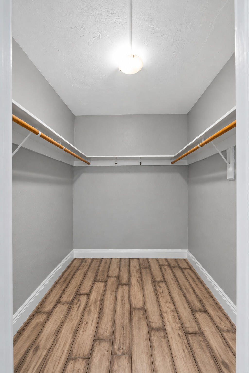 WALK-IN CLOSET