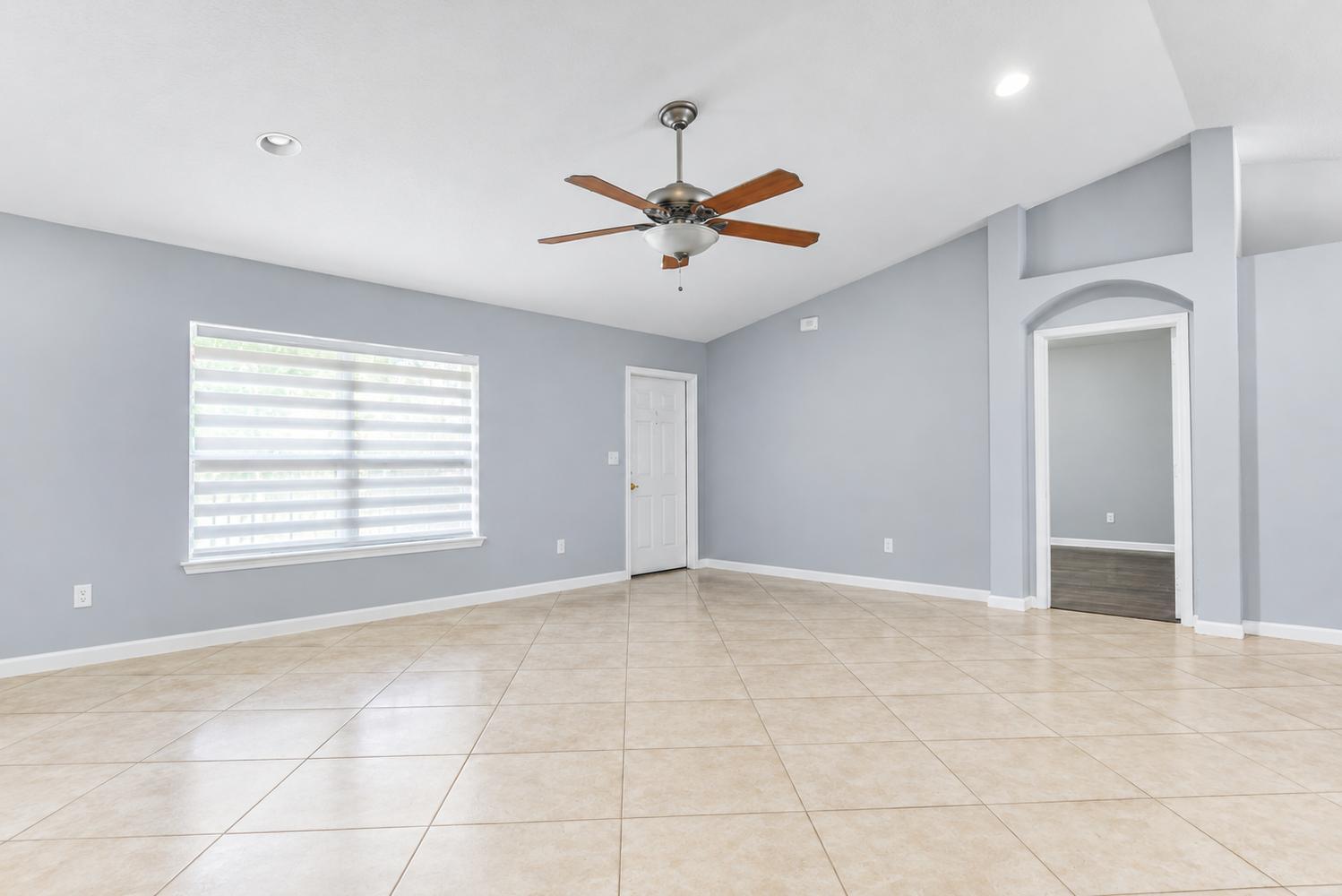 004-059-Livingroom3-1498x1000
