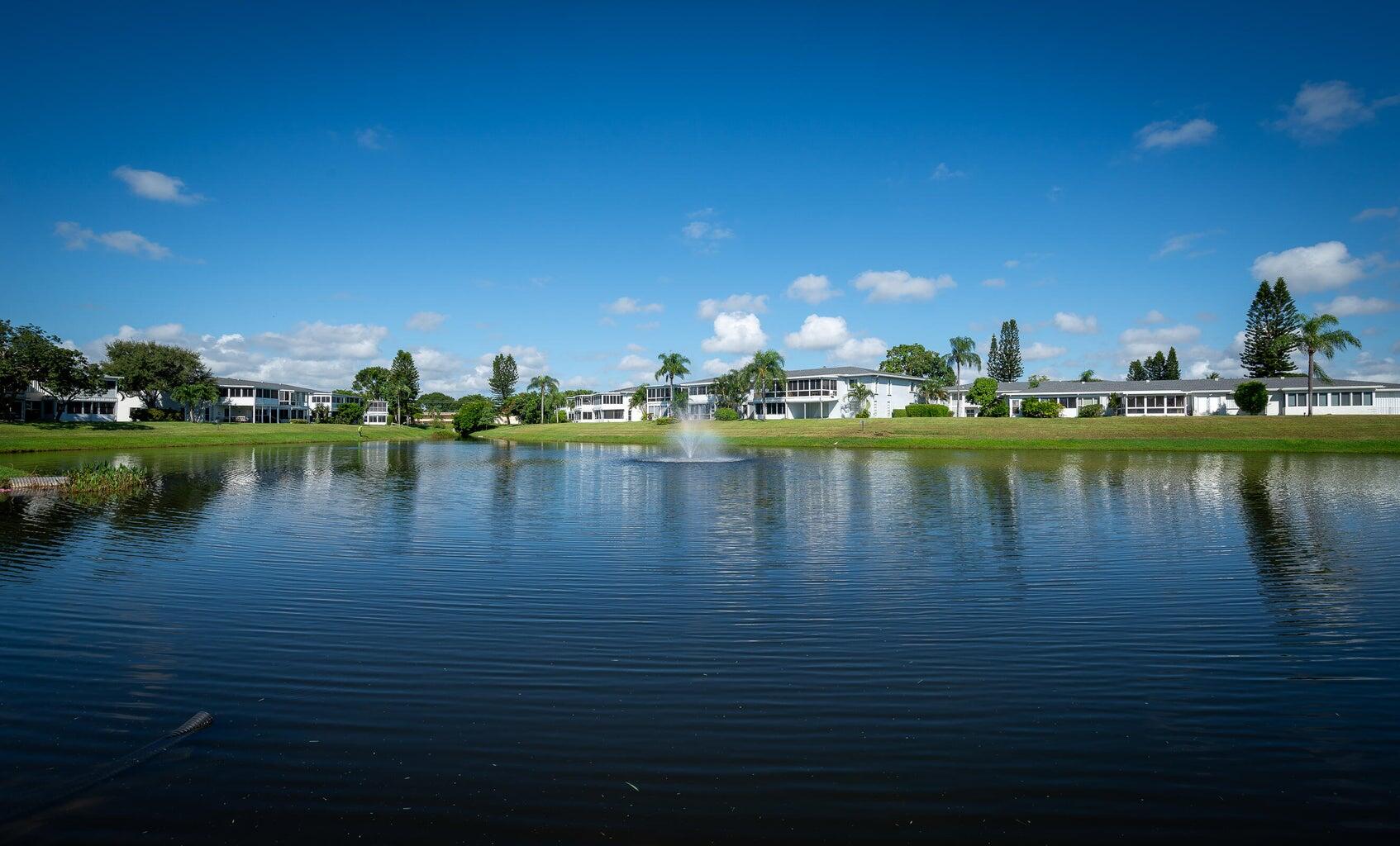 Lake w fountain