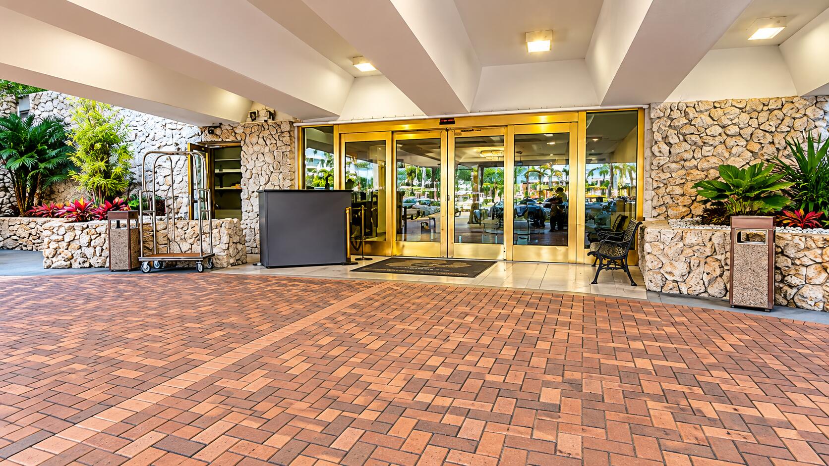 Tropical Hotel Entrance Porte-Cochre