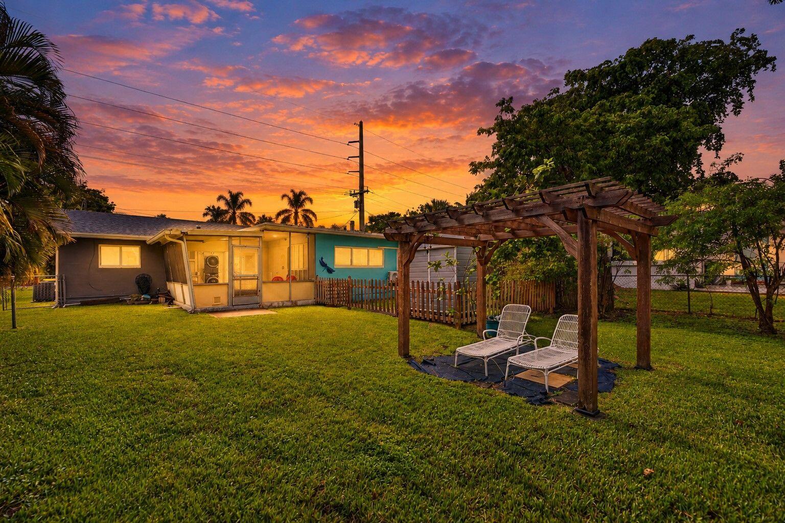 31-web-or-mls-Twilight Backyard