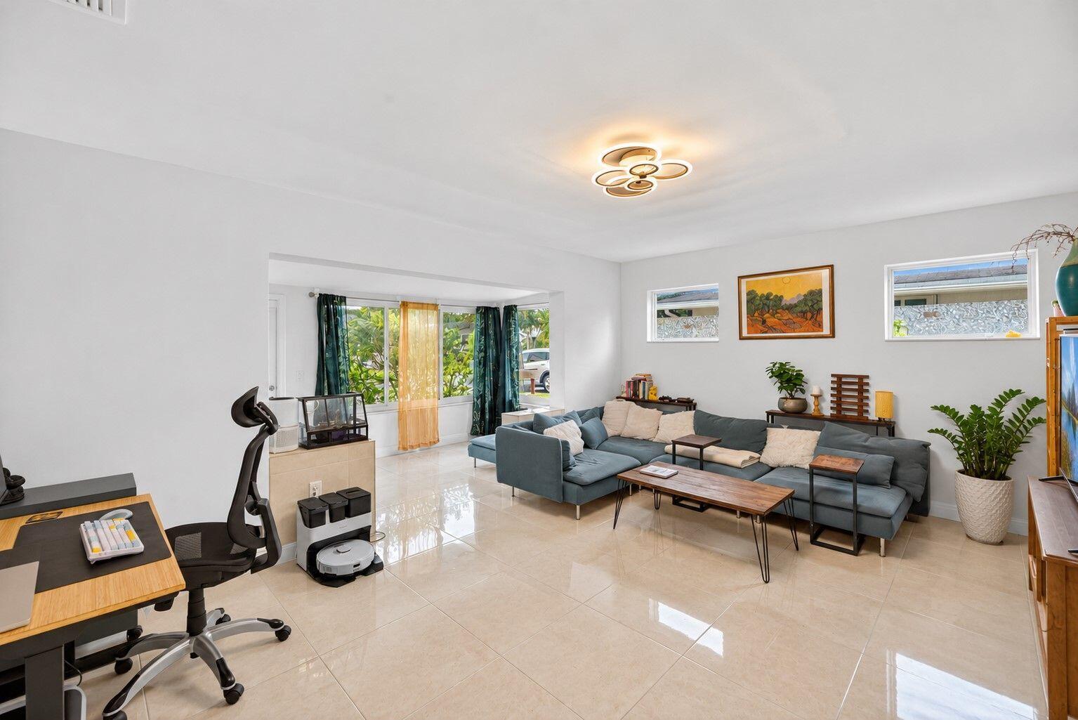 11-web-or-mls-Living room 3