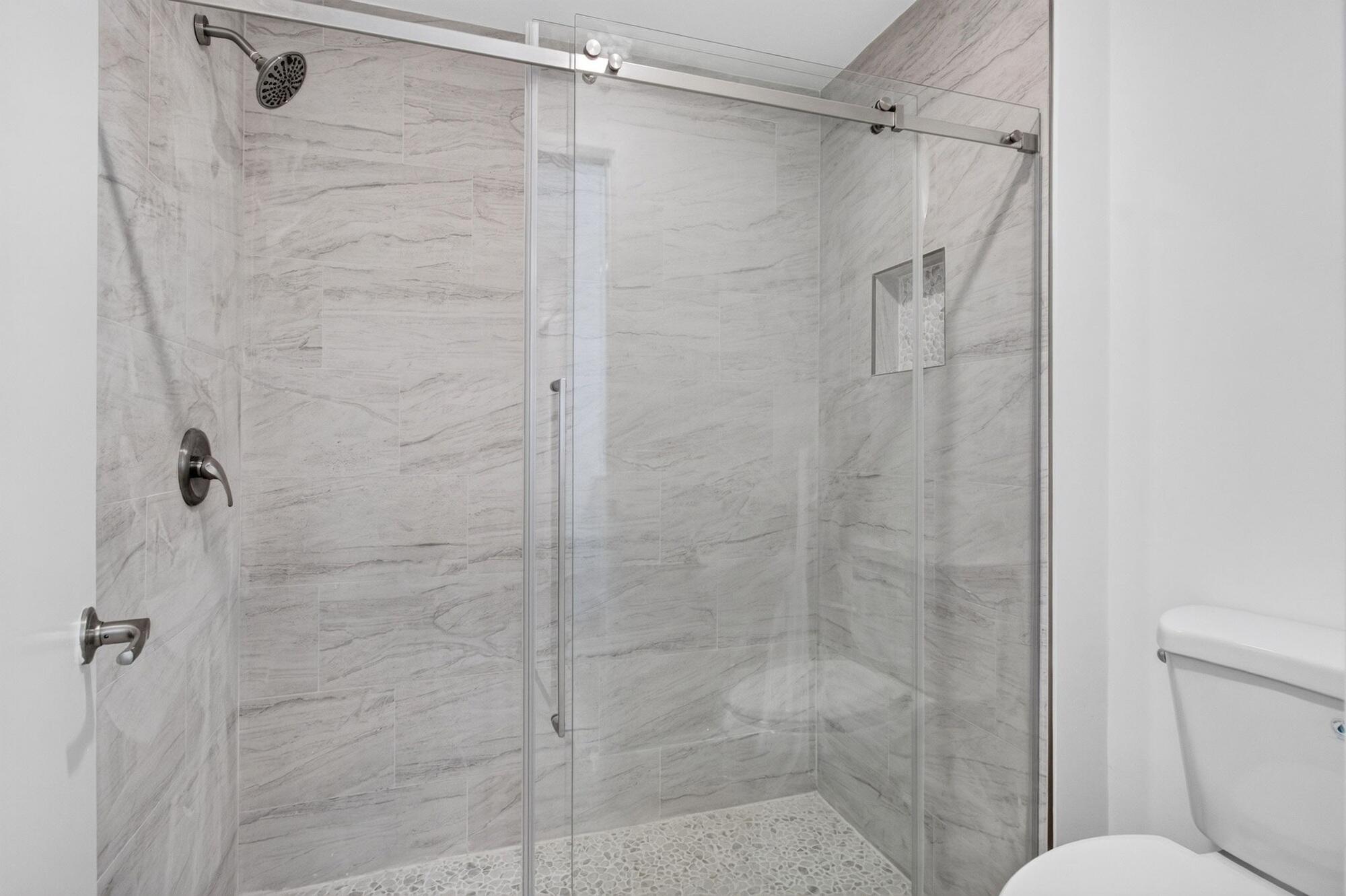 10_Bath1_glass_shower