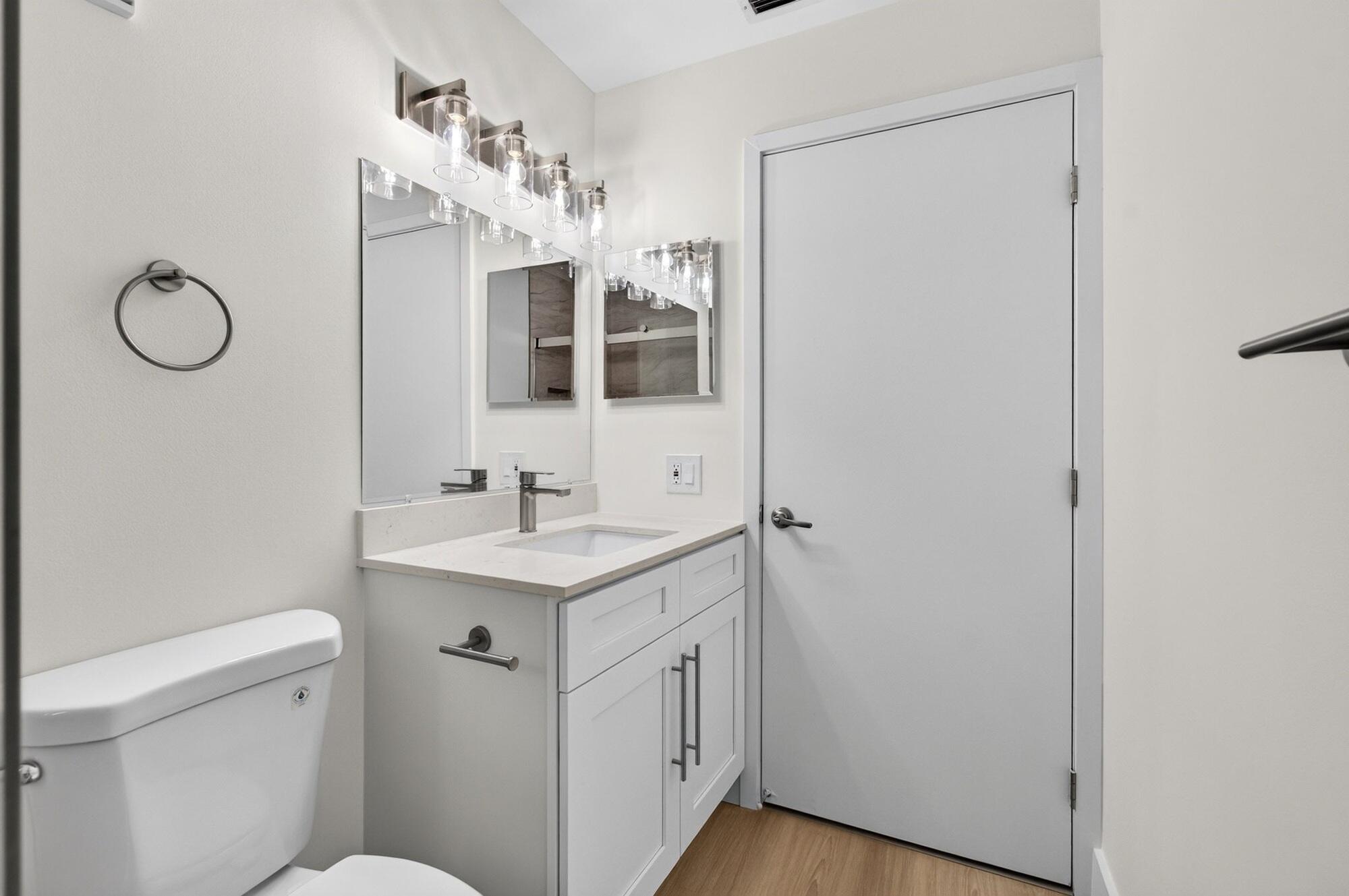 13_Bath2_full_vanity