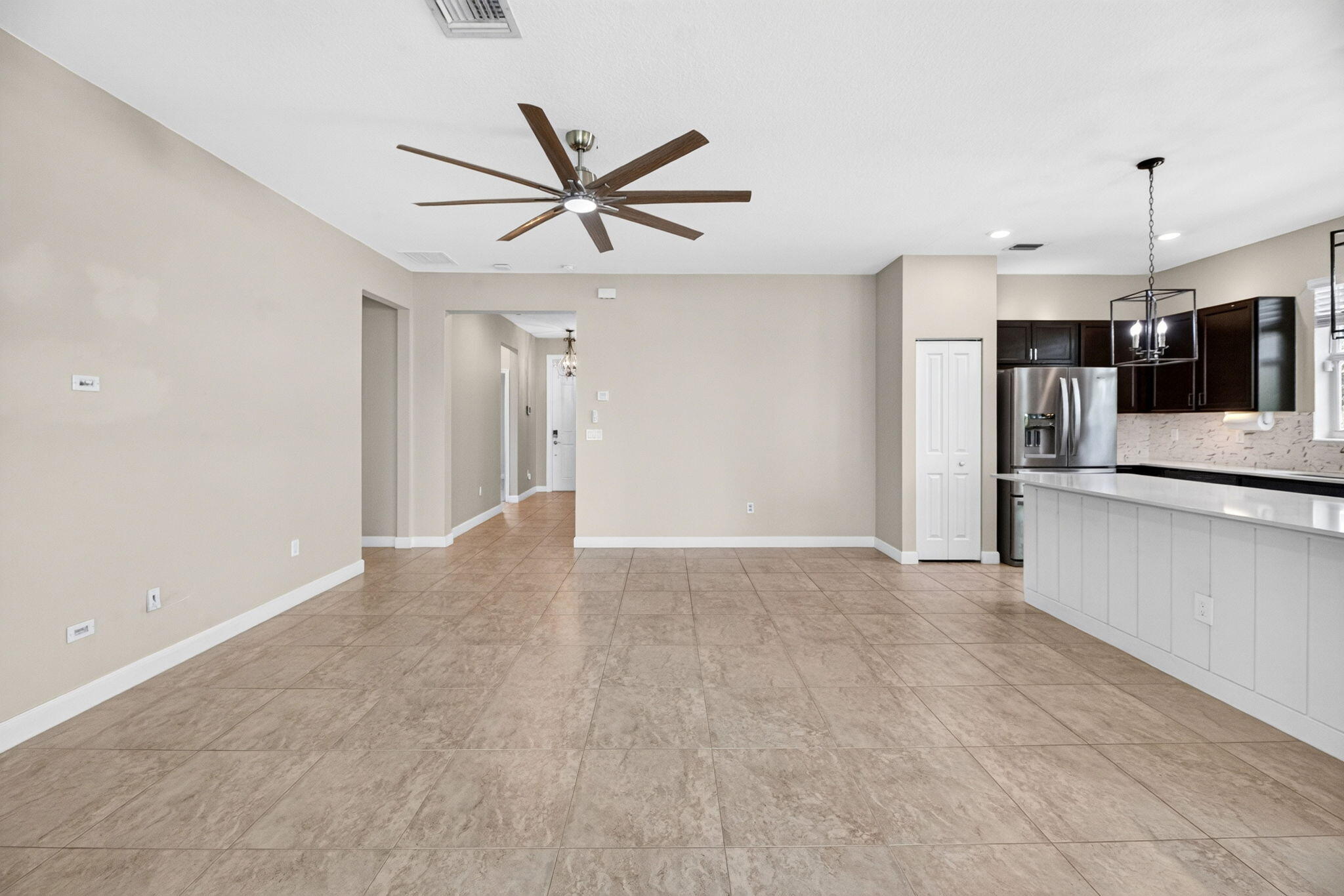 31-web-or-mls-Living room 4