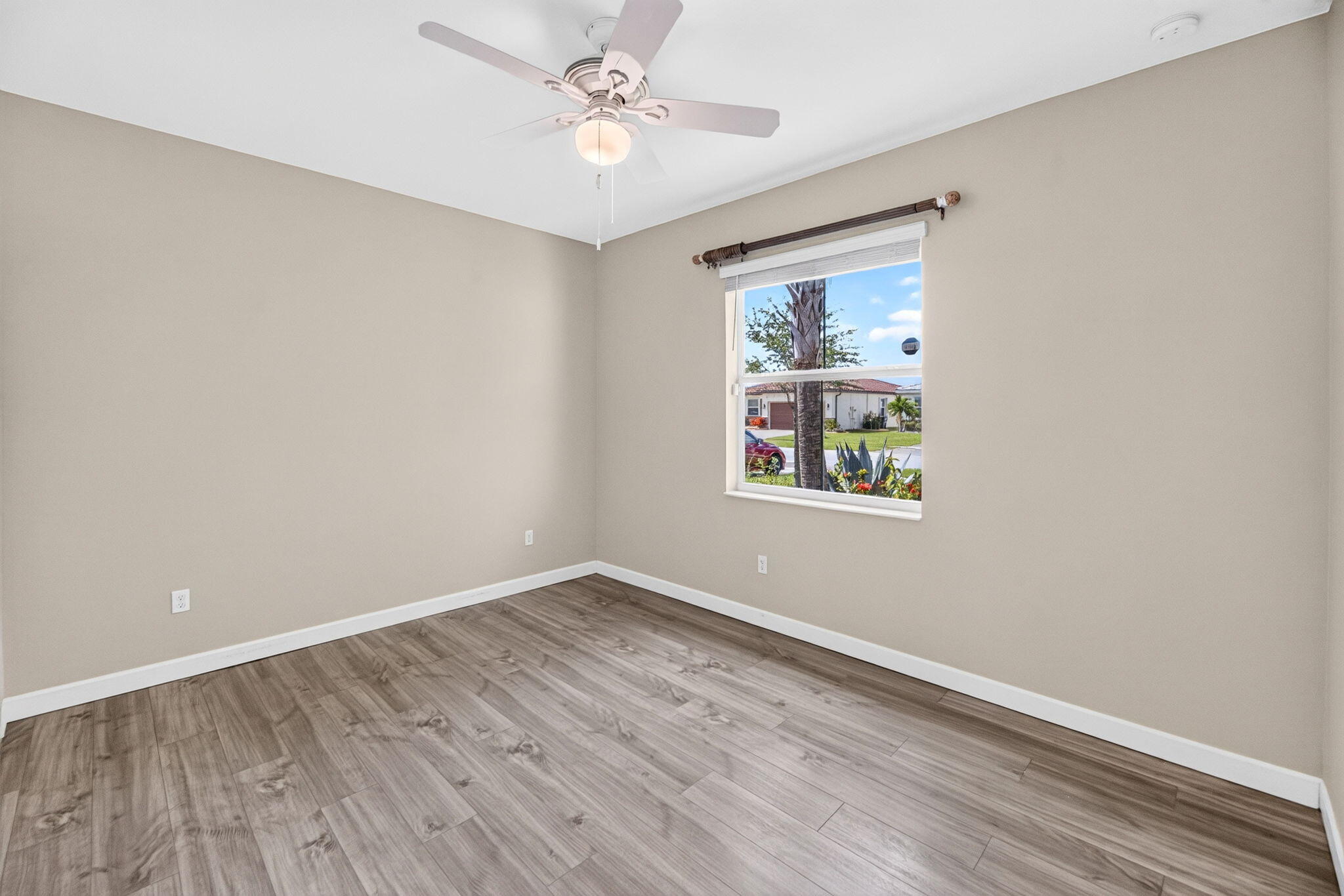49-web-or-mls-Front bedroom 1