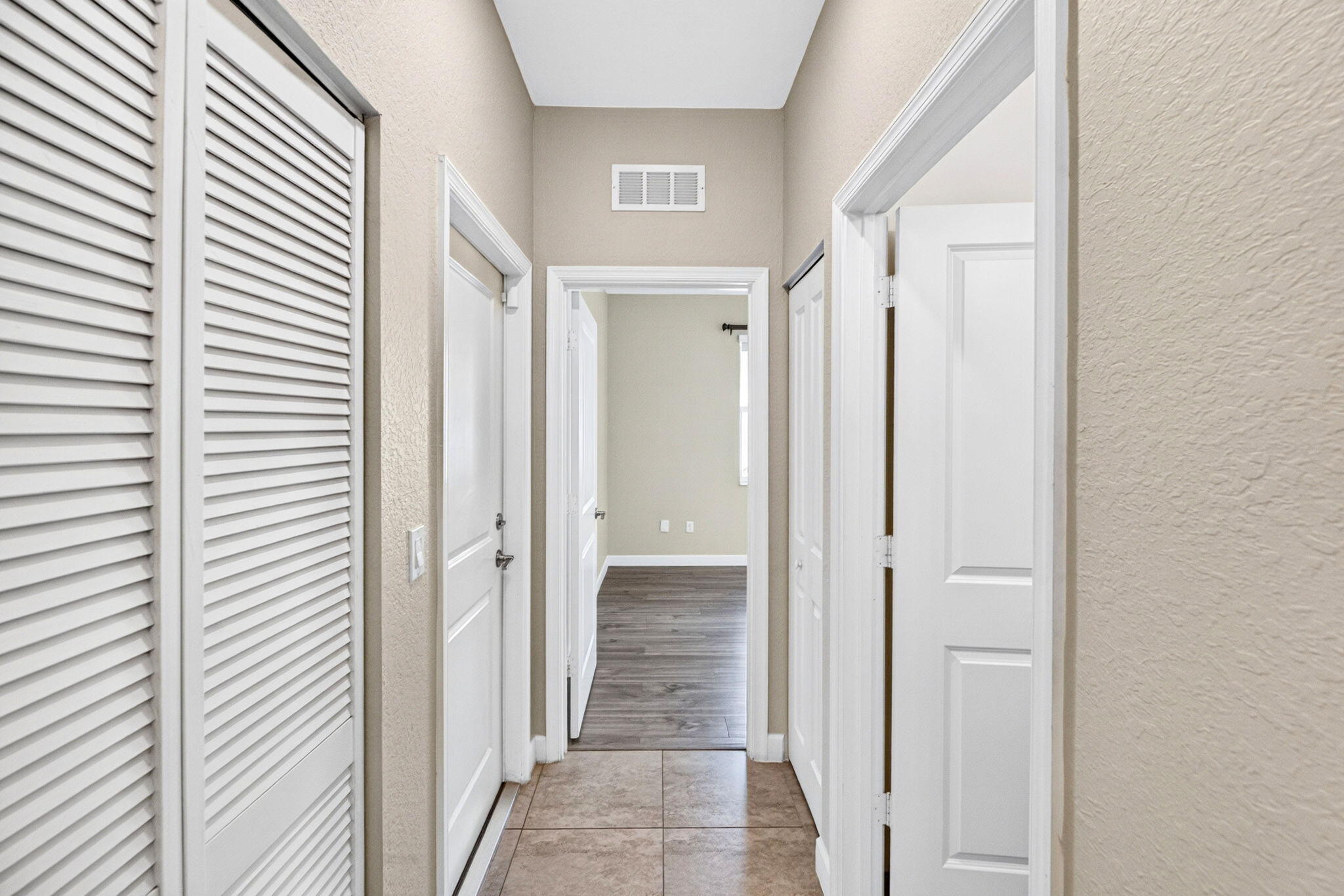 52-web-or-mls-Hallway