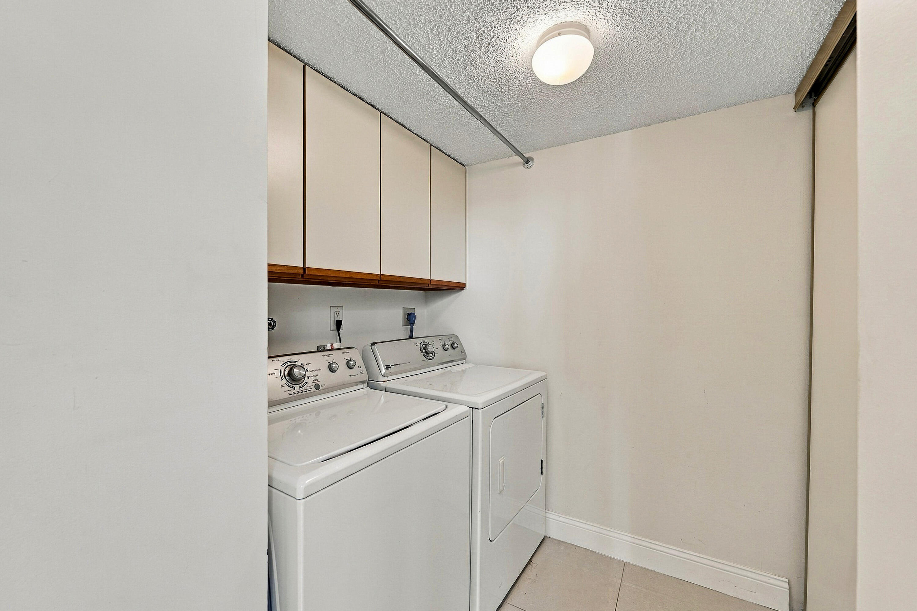 Full Size laundry Room