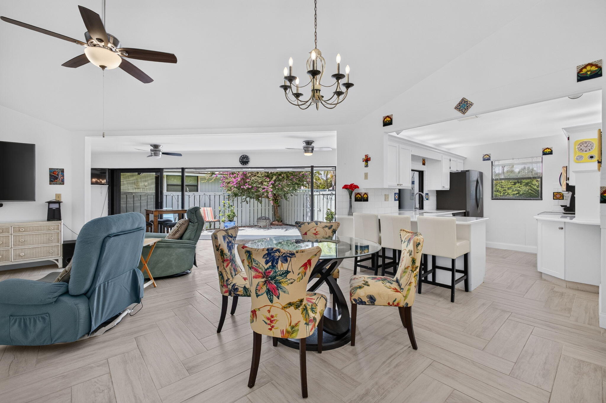 Dining & Kitchen Dining & Kitchen