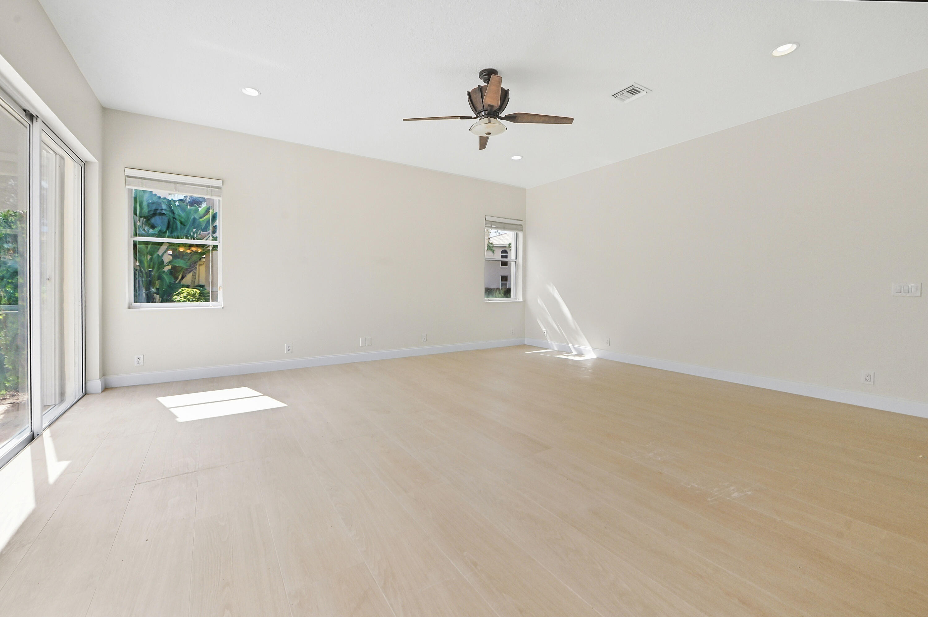15 Family room 01