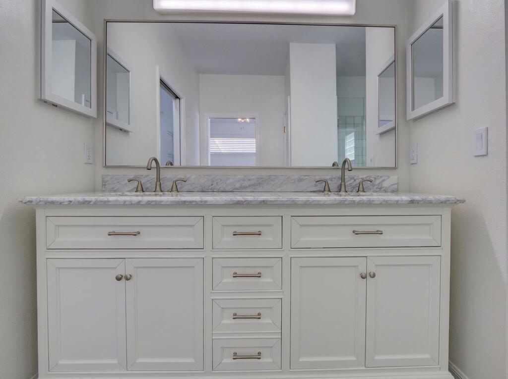 9013 Heathland Master bathroom