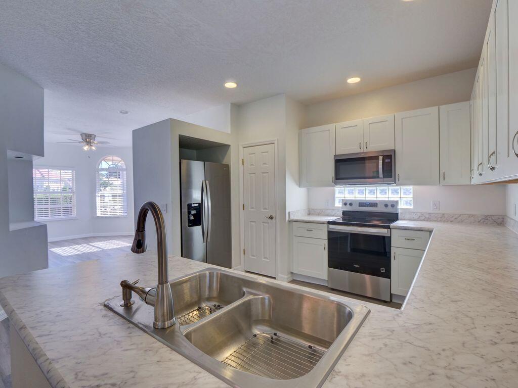 9013 Heathland kitchen amd eat