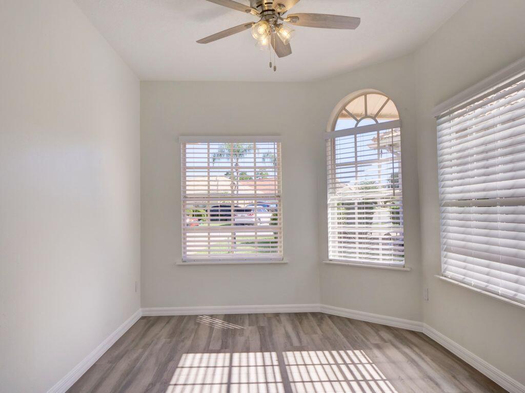 9013 Heathland eat-in-kitchen-table