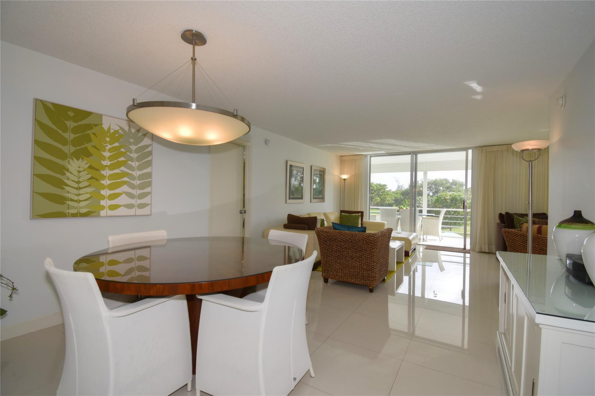 Spacious and bright living room/dining room