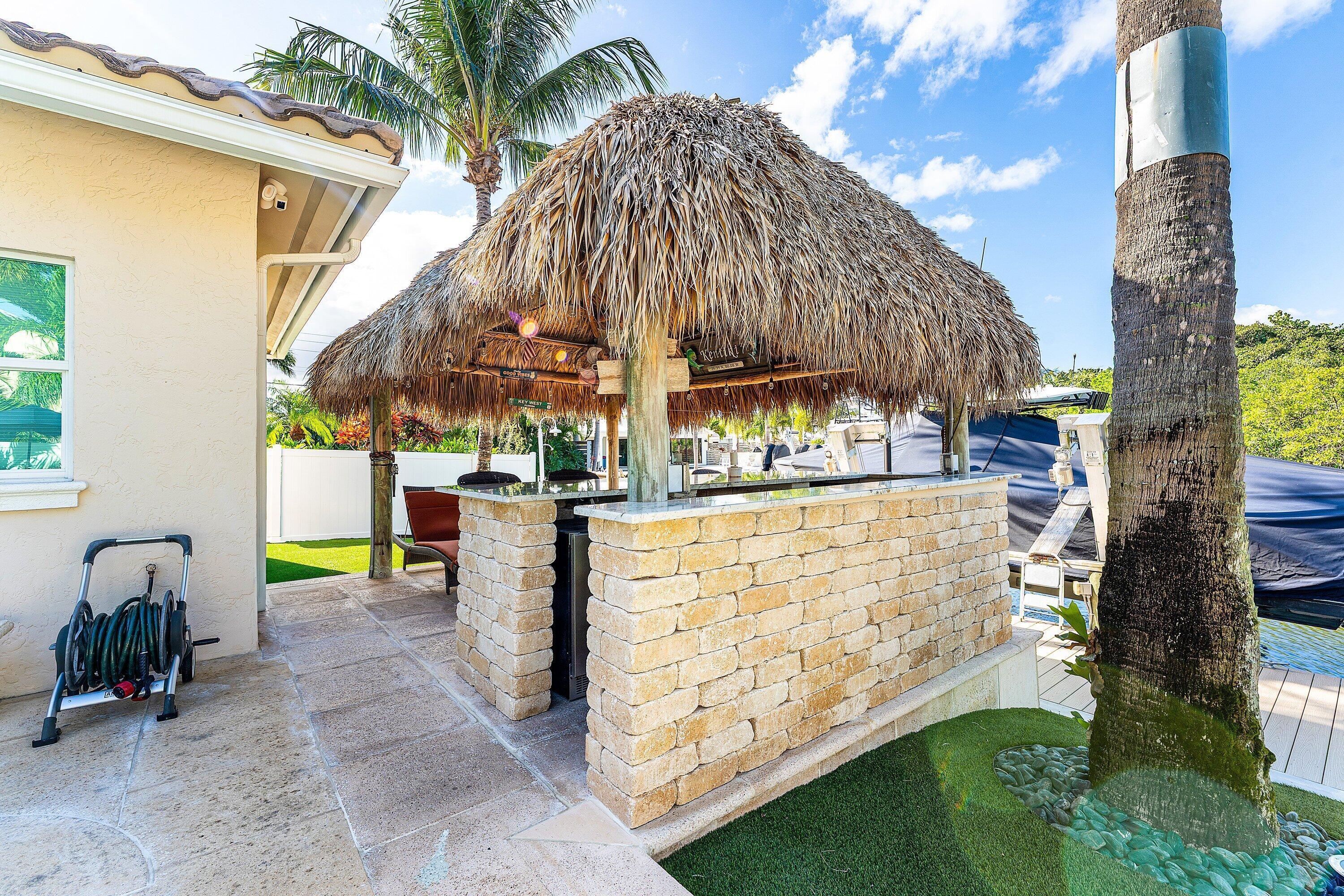 Tiki Hut with TV & Bar