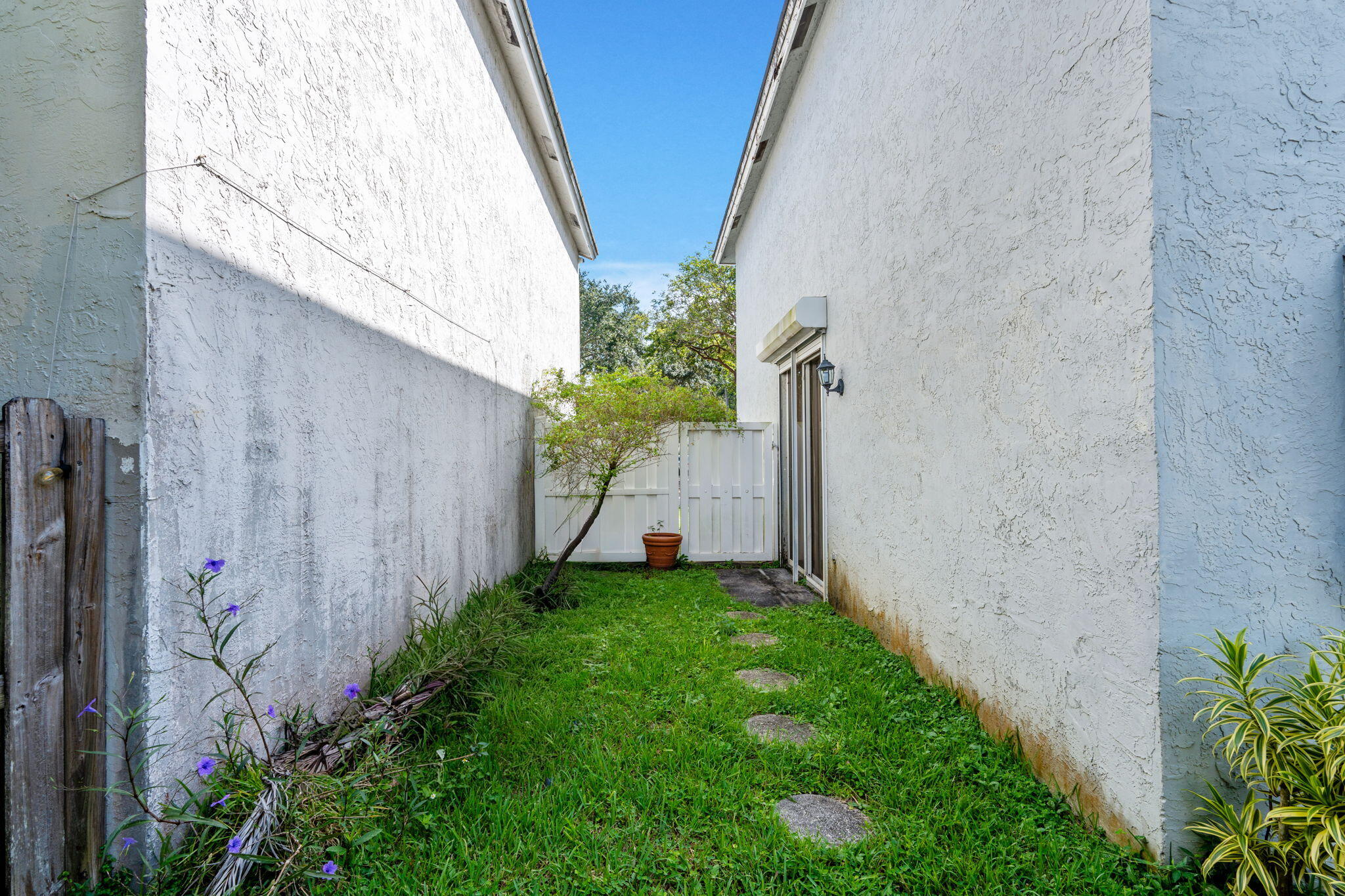 44-web-or-mls-A7401838