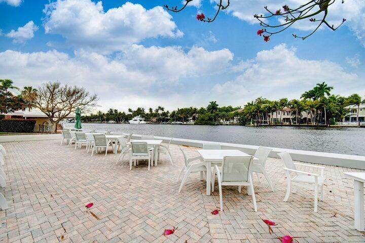 Grill & Lounge Area
