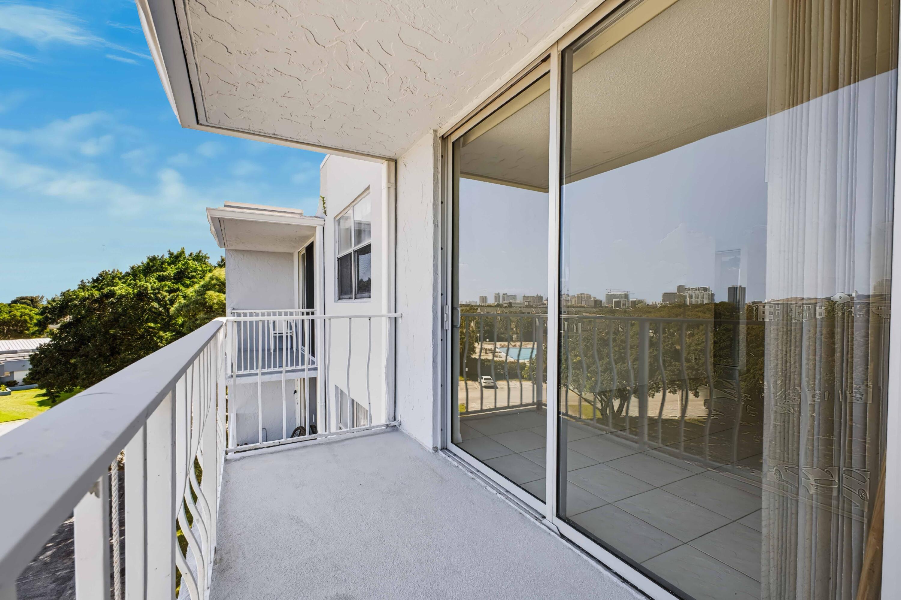 500 Executive Center Dr 5M - Balcony