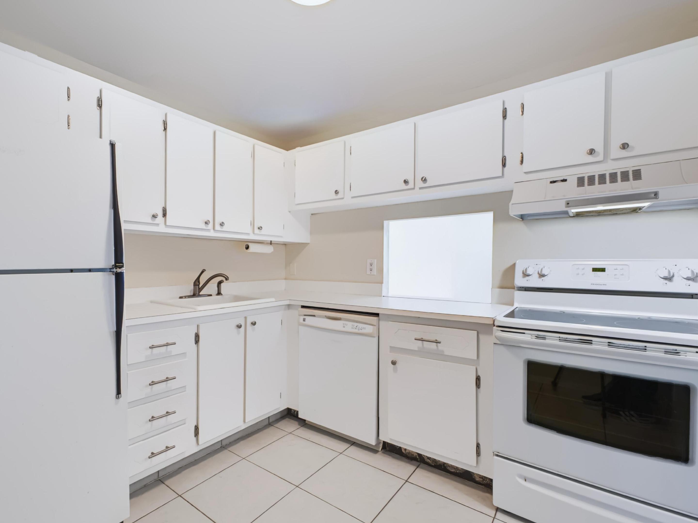 500 Executive Center Dr 5M - Kitchen