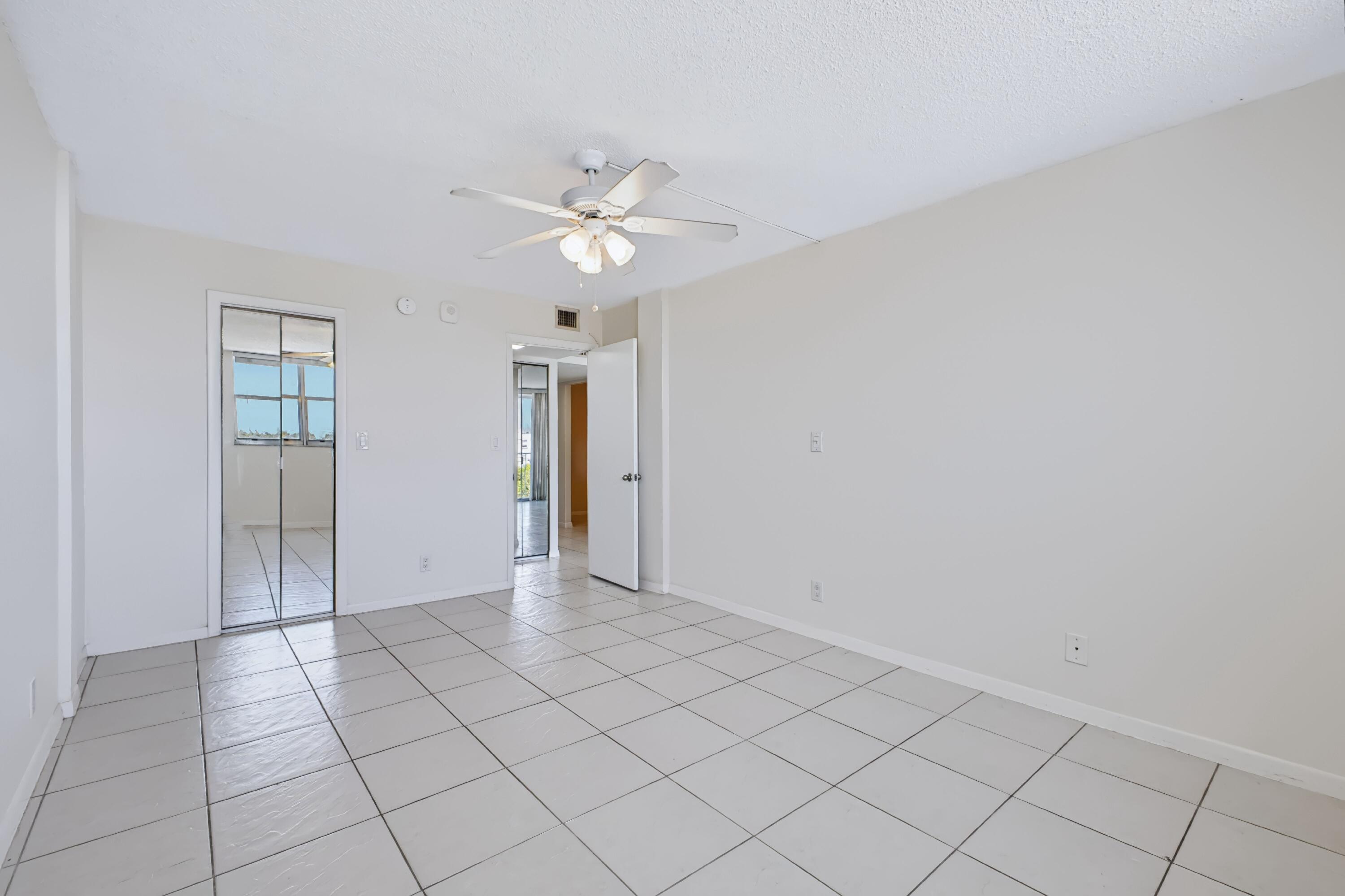 500 Executive Center Dr 5M - Bedroom