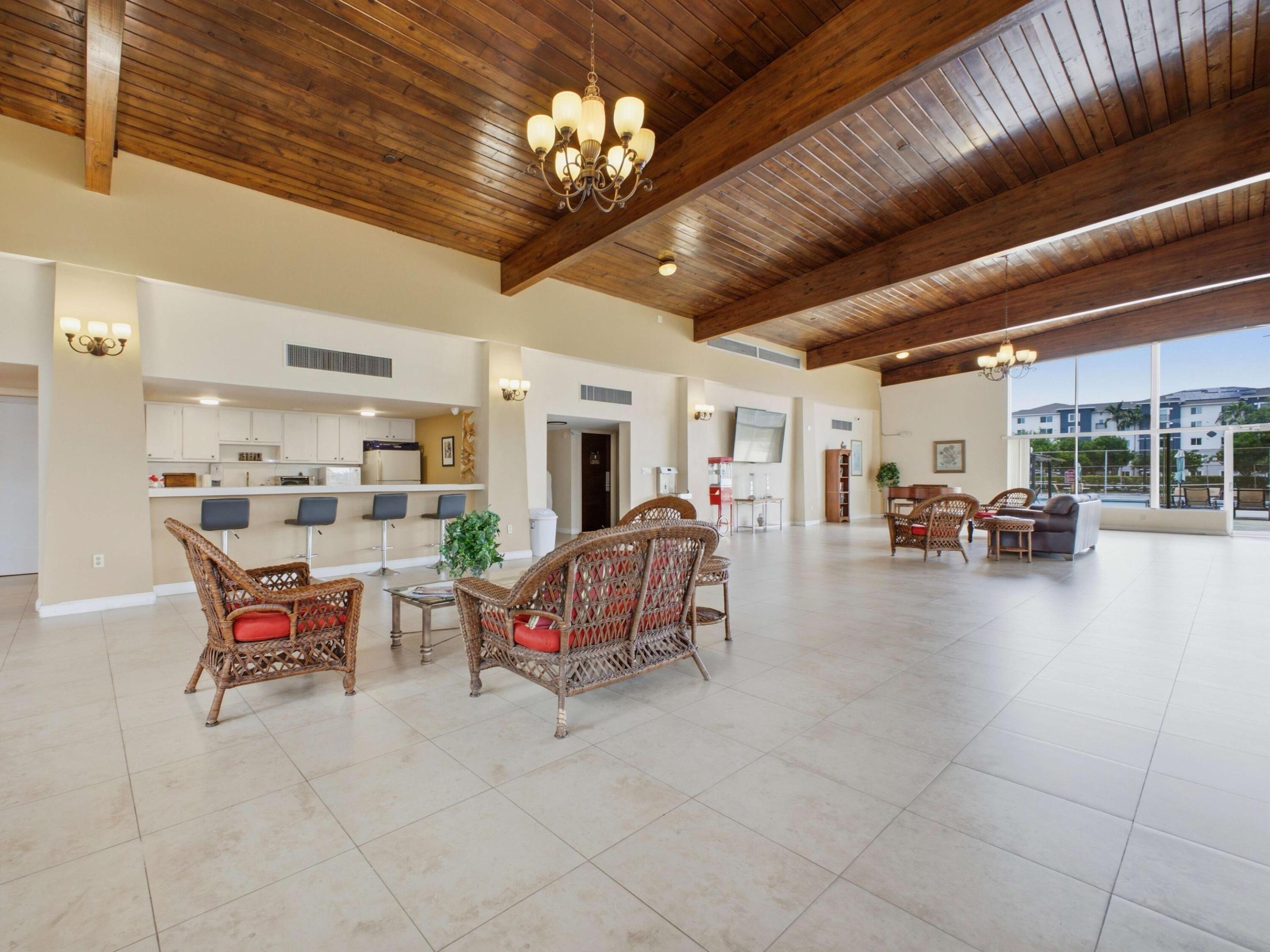 500 Executive Center Dr 5M - Clubhouse