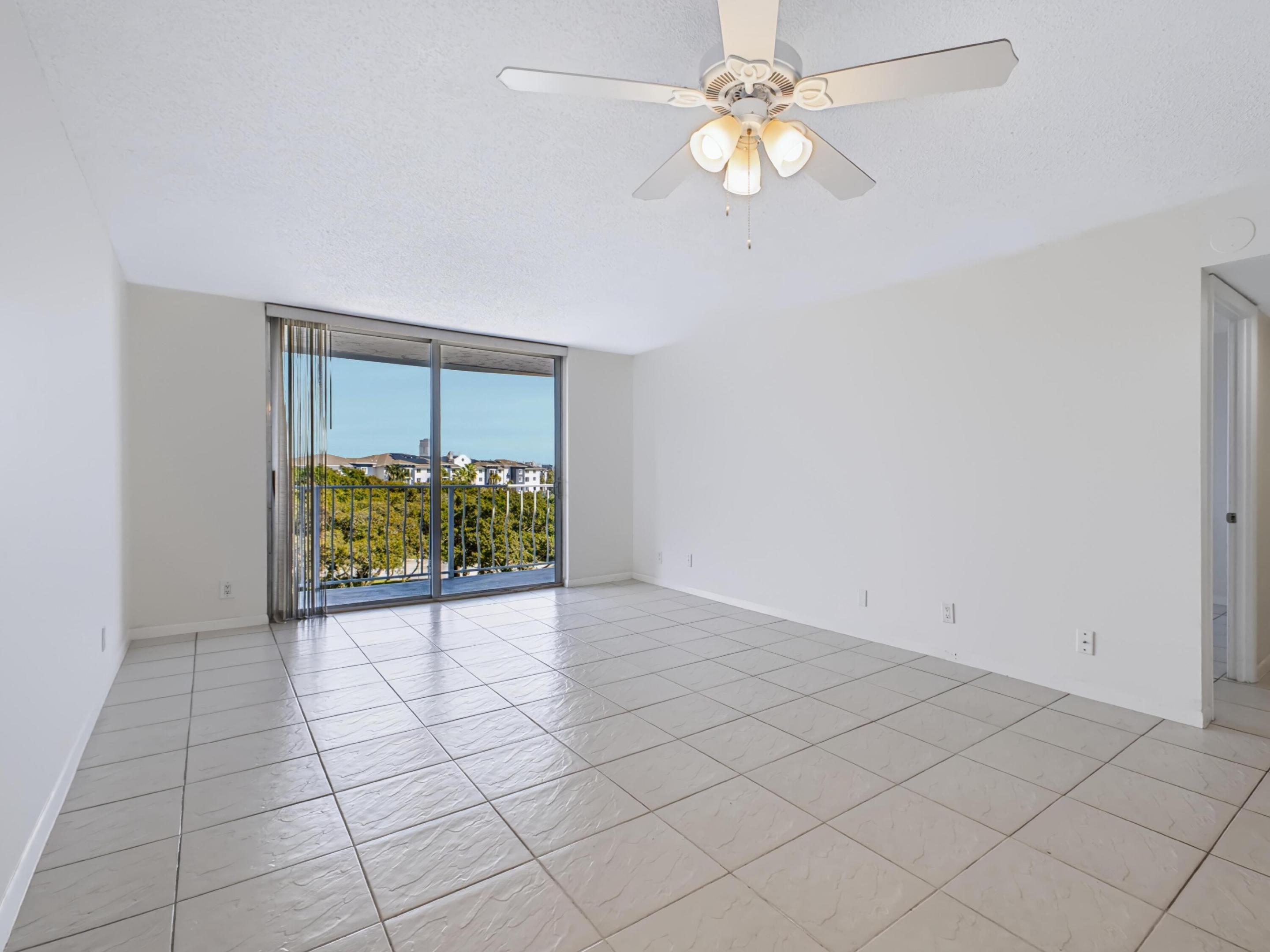 500 Executive Center Dr 5M - Living Room