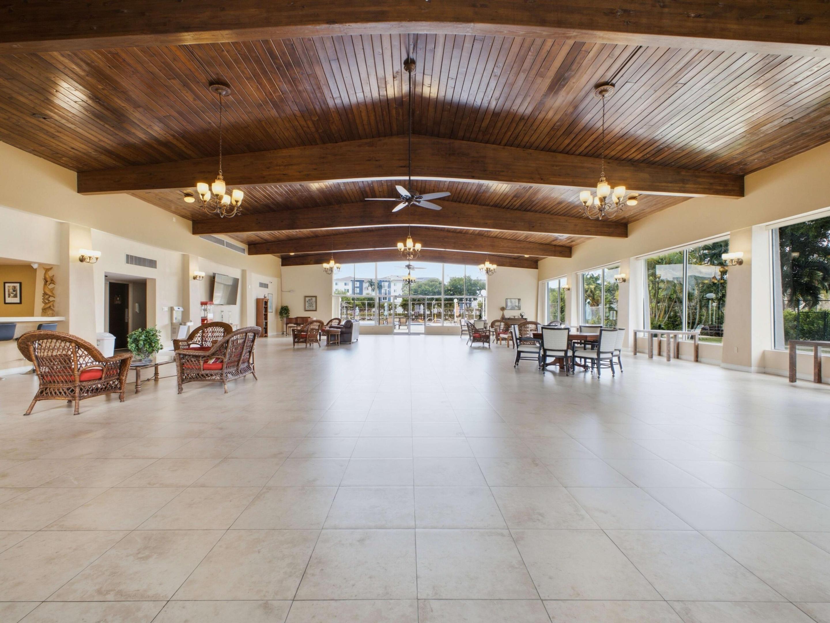500 Executive Center Dr 5M - Clubhouse