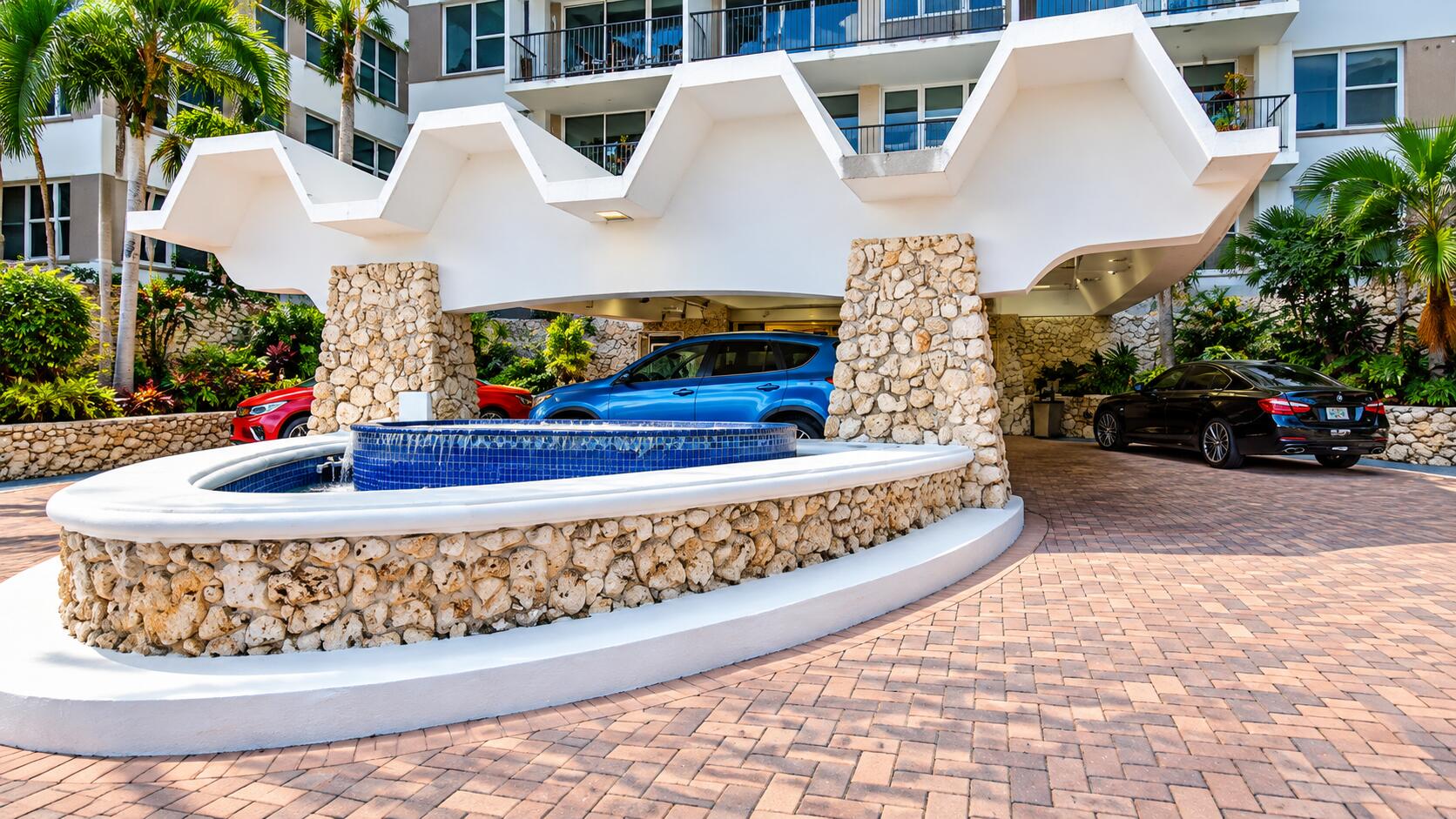 Tropical Luxury Porte-Cochre Entrance