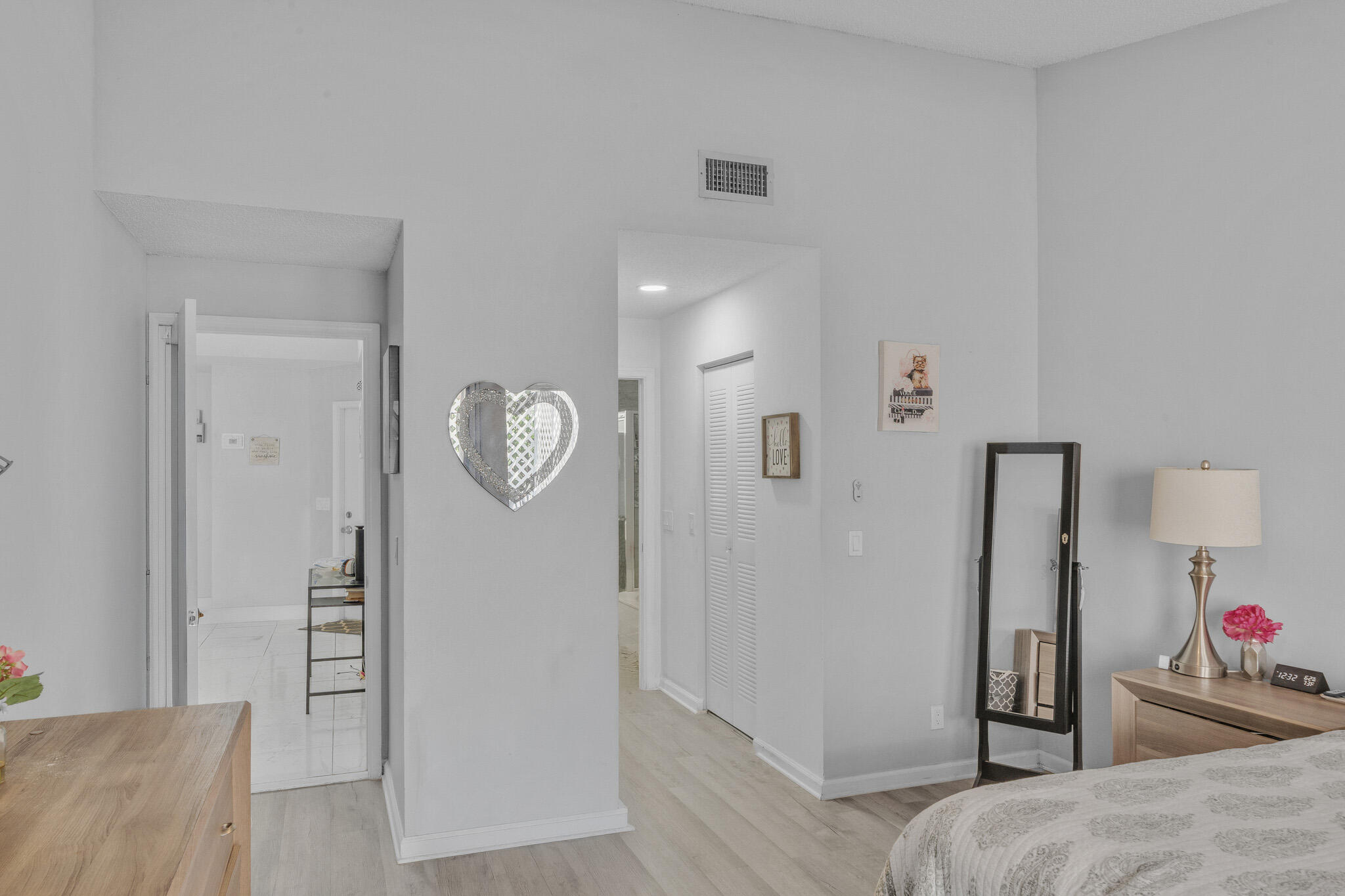 16 Primary Bedroom (2)