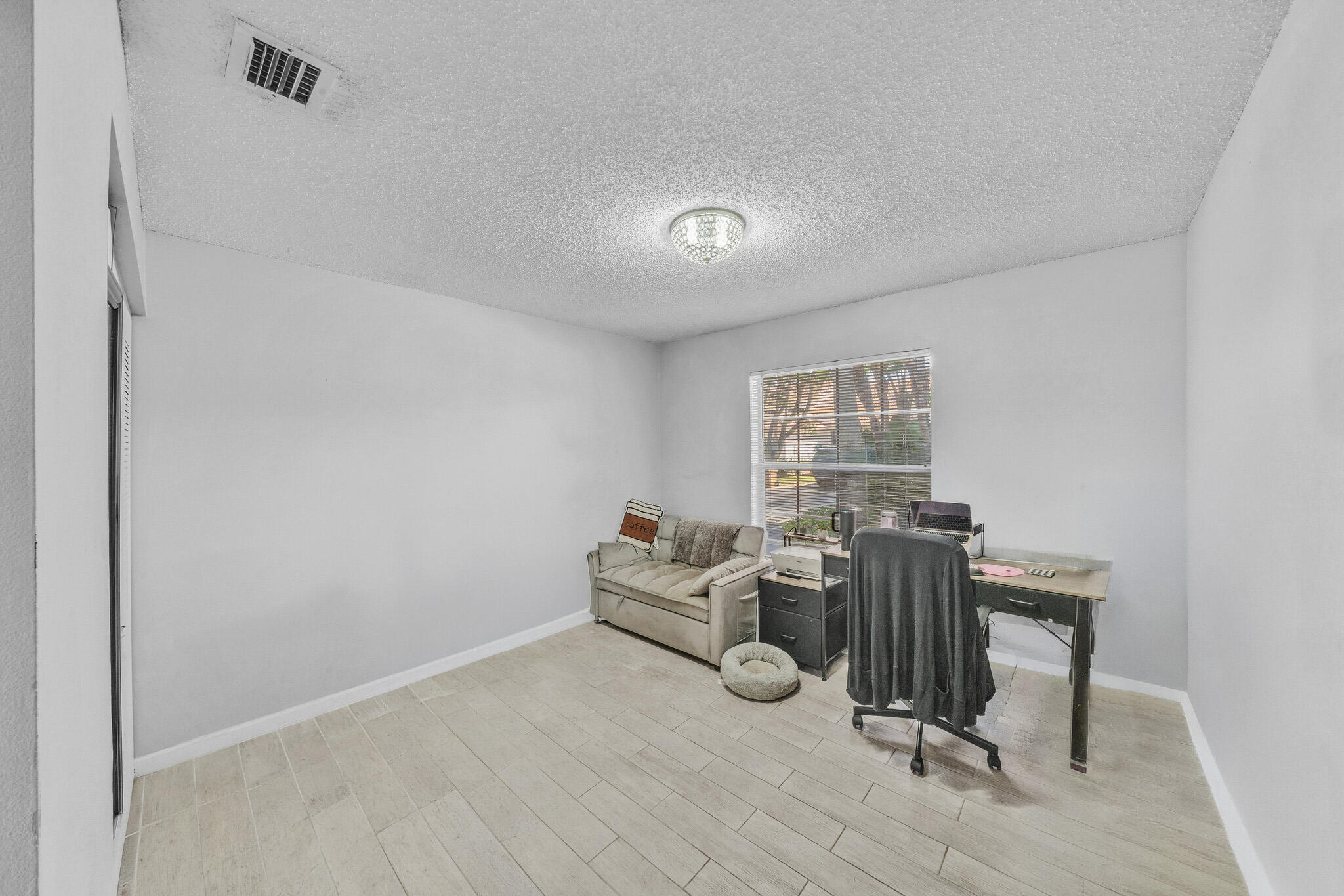 11 Guest Bedroom (2)