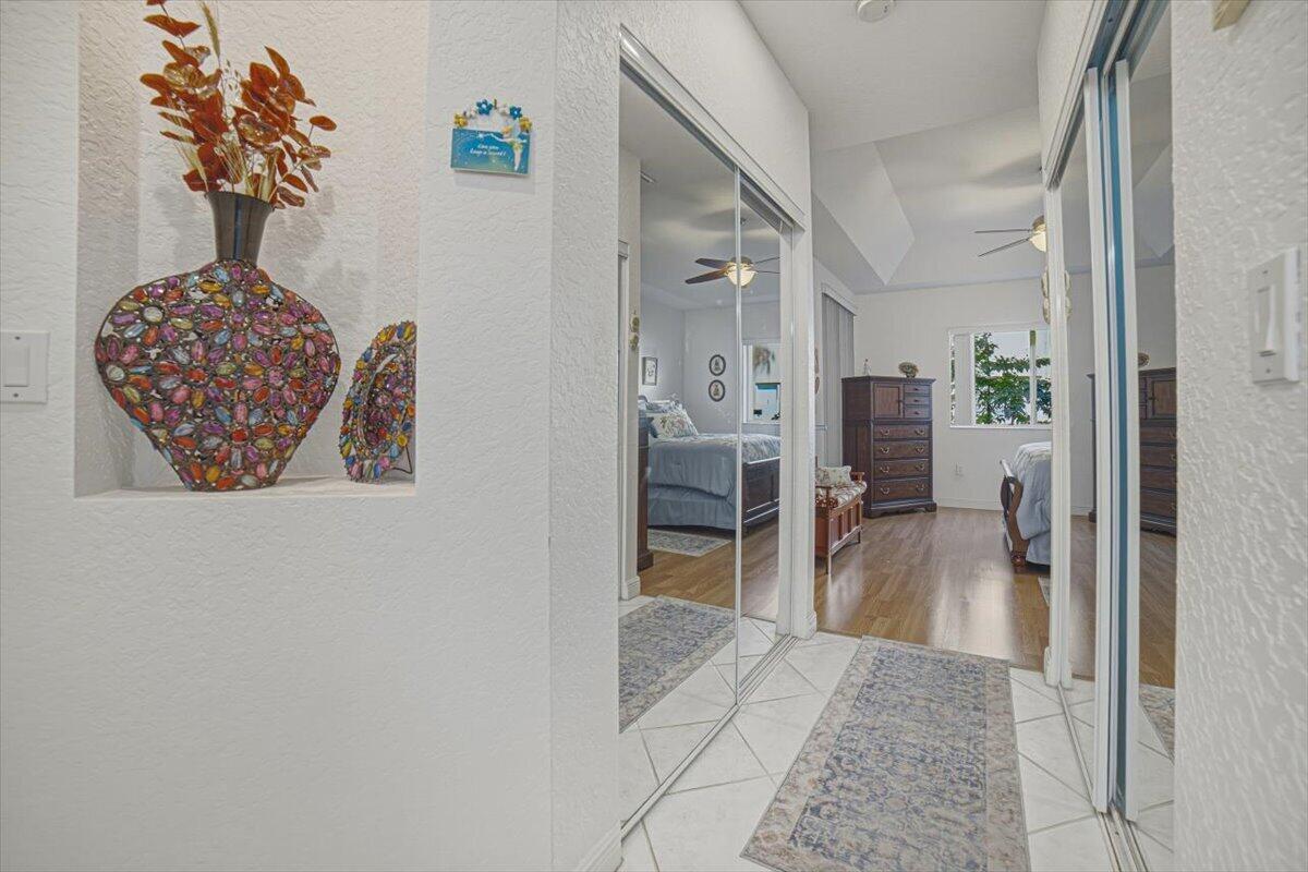 20-Bedroom2-Hallway