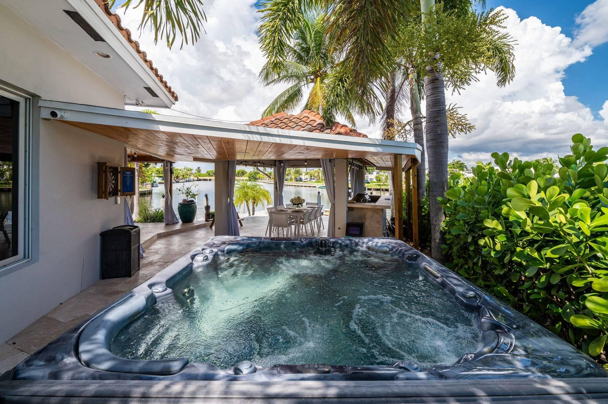 Private Hot Tub & Tropical Retreat