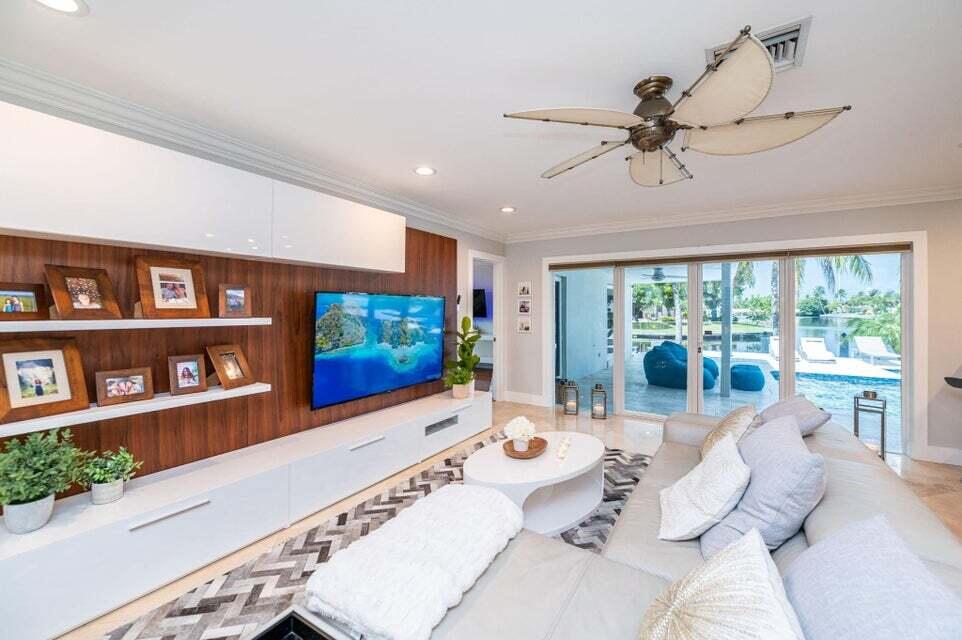 Cozy Living Room with Waterfront Views-o