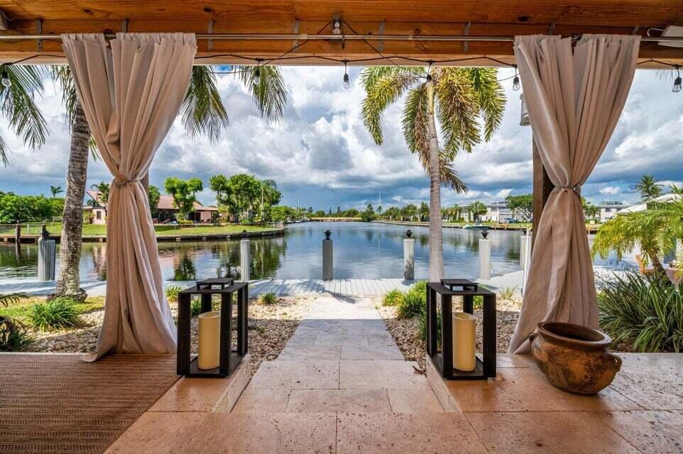 Elegant Waterfront Cabana & Canal Views