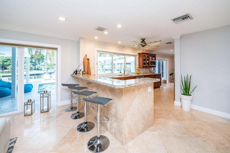 Bright & Spacious Kitchen Breakfast Nook