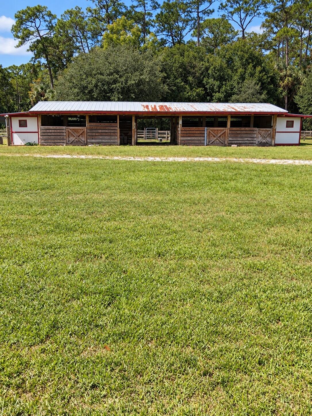 8 STALL BARN