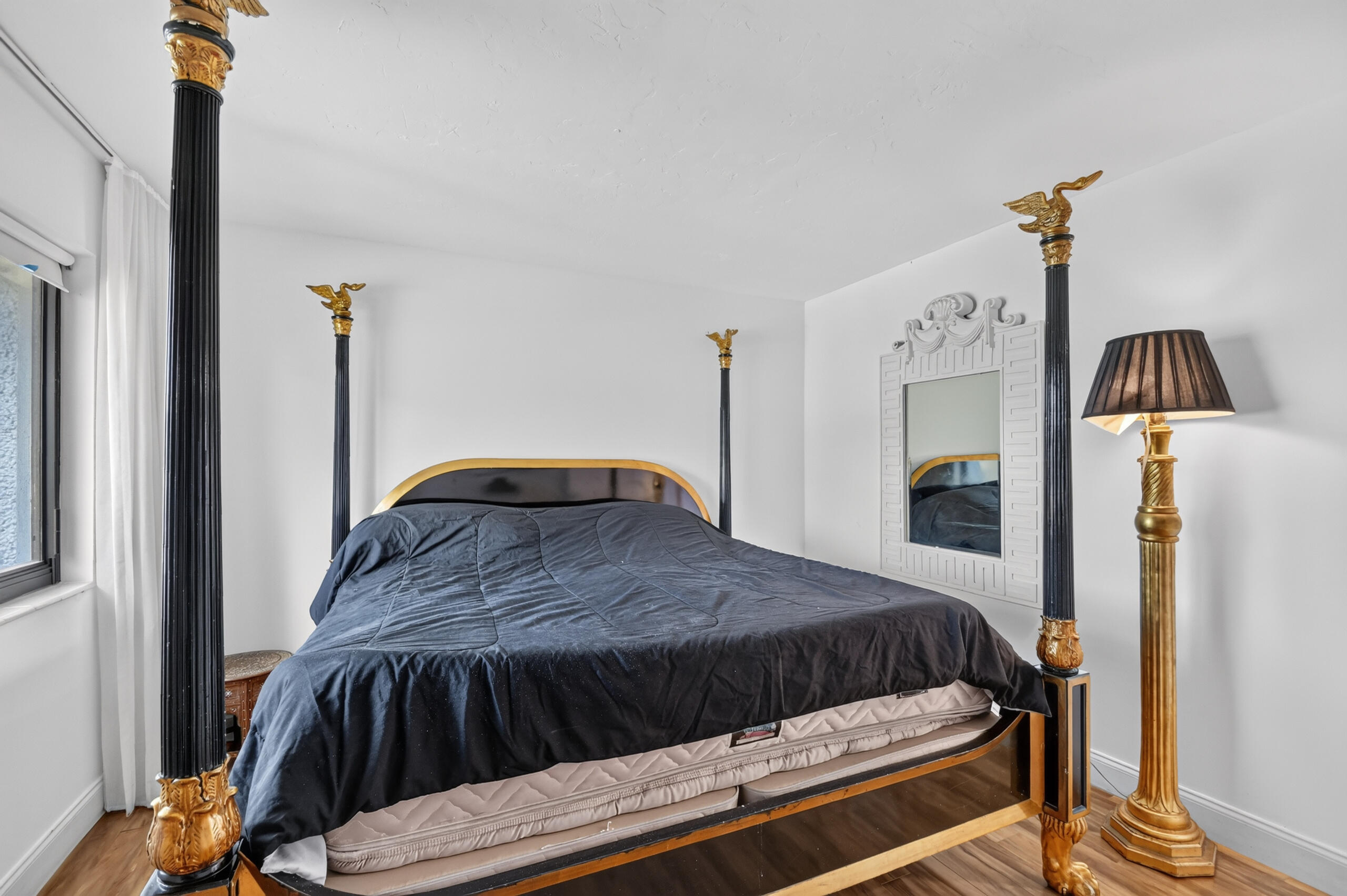 Upstairs front bedroom