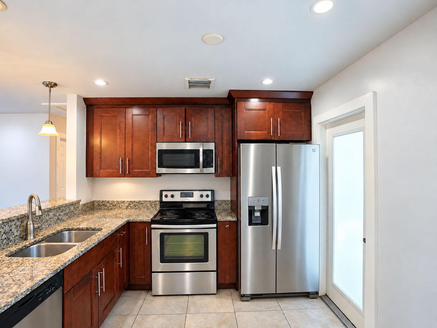 21-web-or-mls-Daniel_904_NE_10th_Ave_07