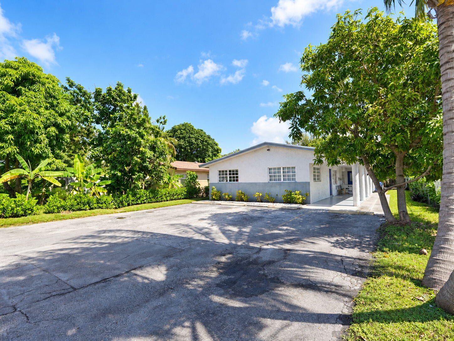 3-web-or-mls-Daniel_904_NE_10th_Ave_36