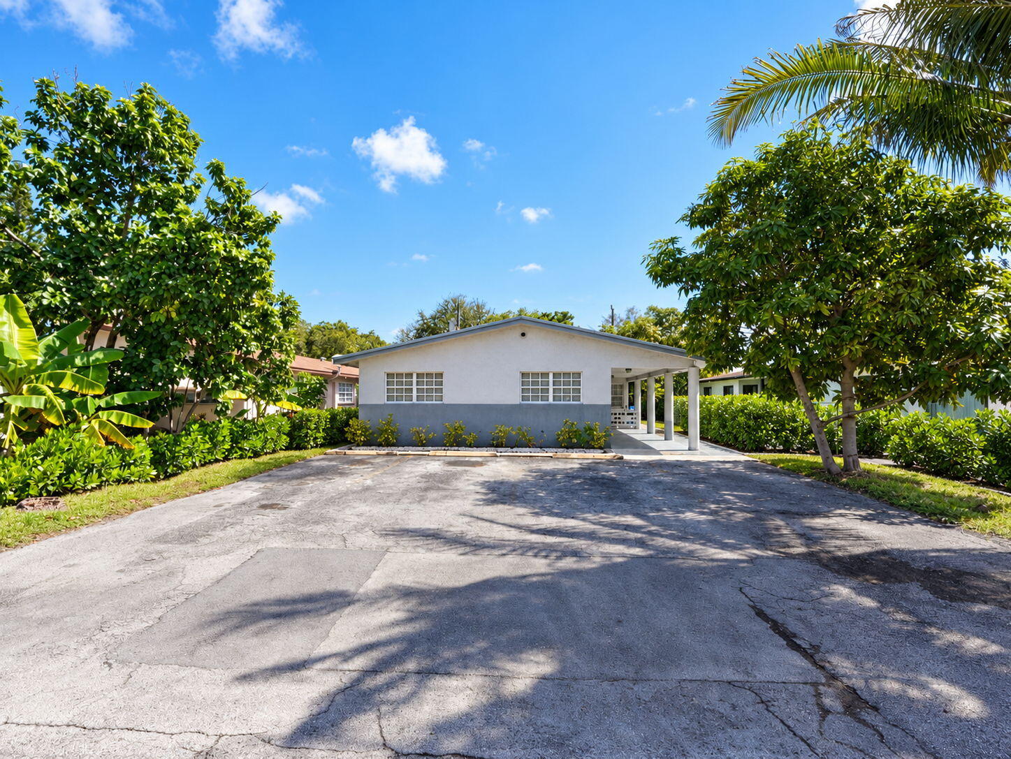 1-web-or-mls-Daniel_904_NE_10th_Ave_01