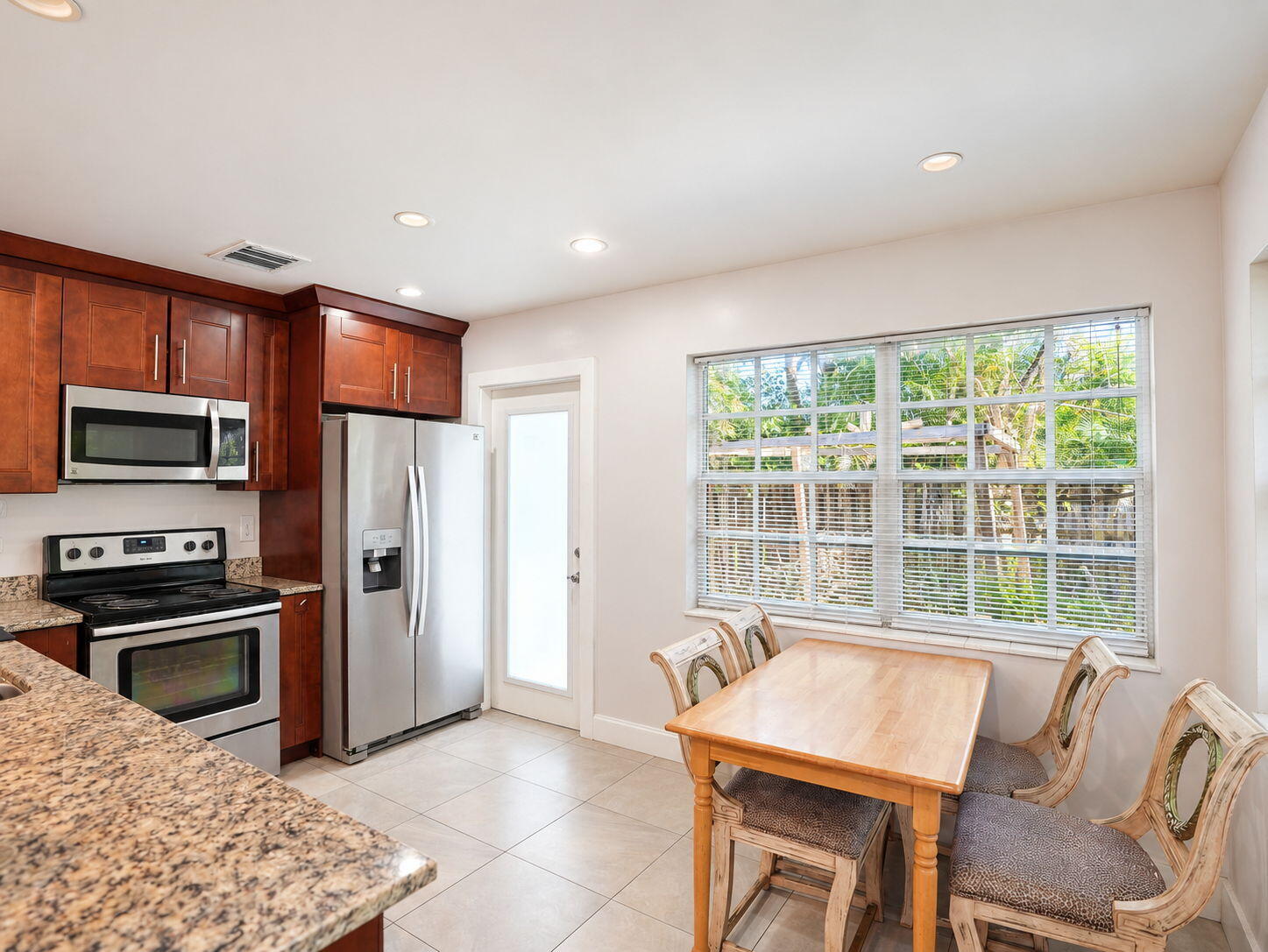 6-web-or-mls-Daniel_904_NE_10th_Ave_05