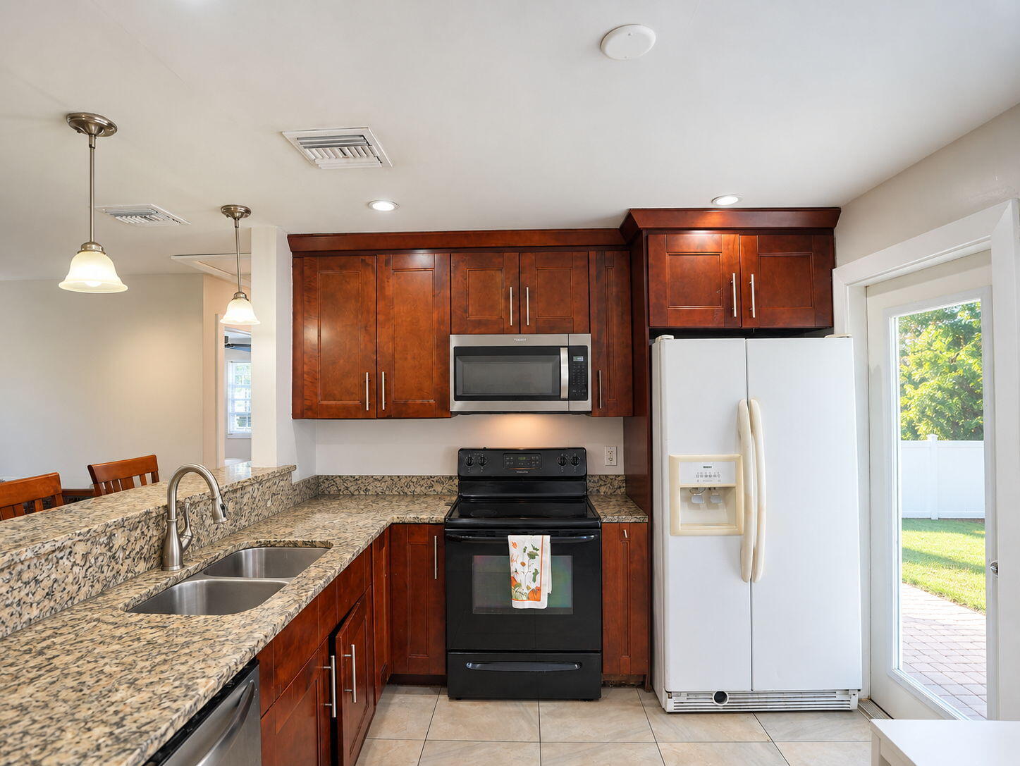 18-web-or-mls-Daniel_904_NE_10th_Ave_24
