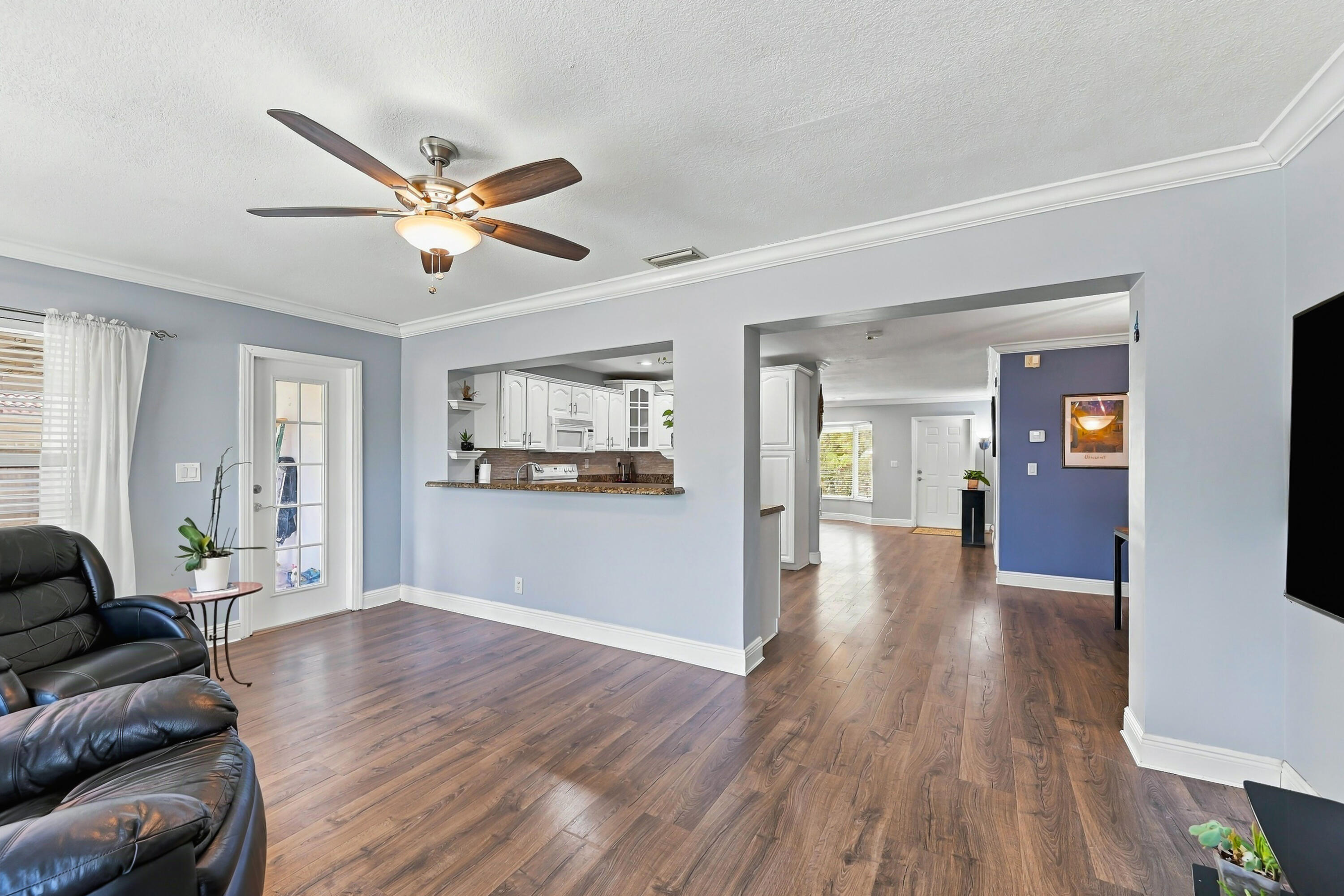 17_family room