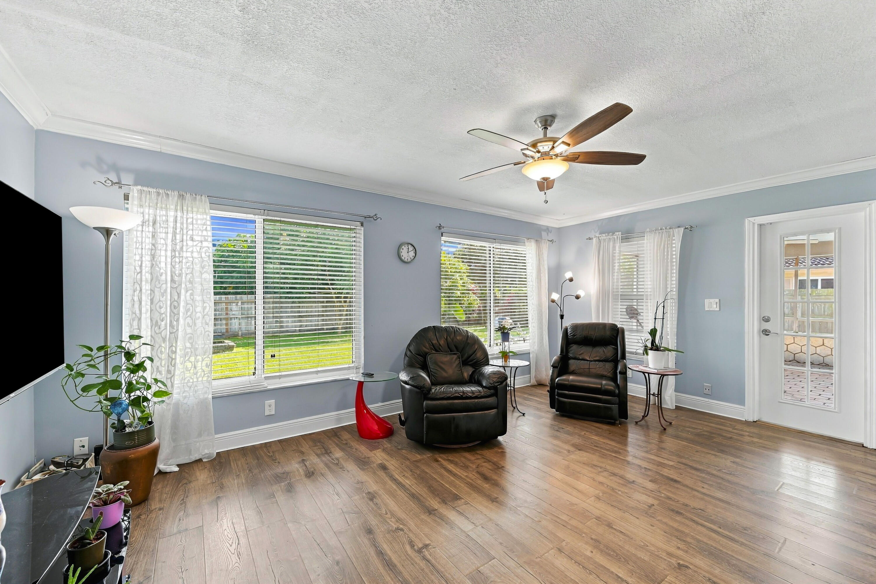 16_family room