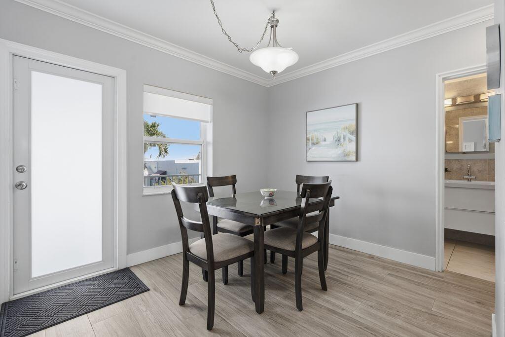 SEPARATE DINING AREA